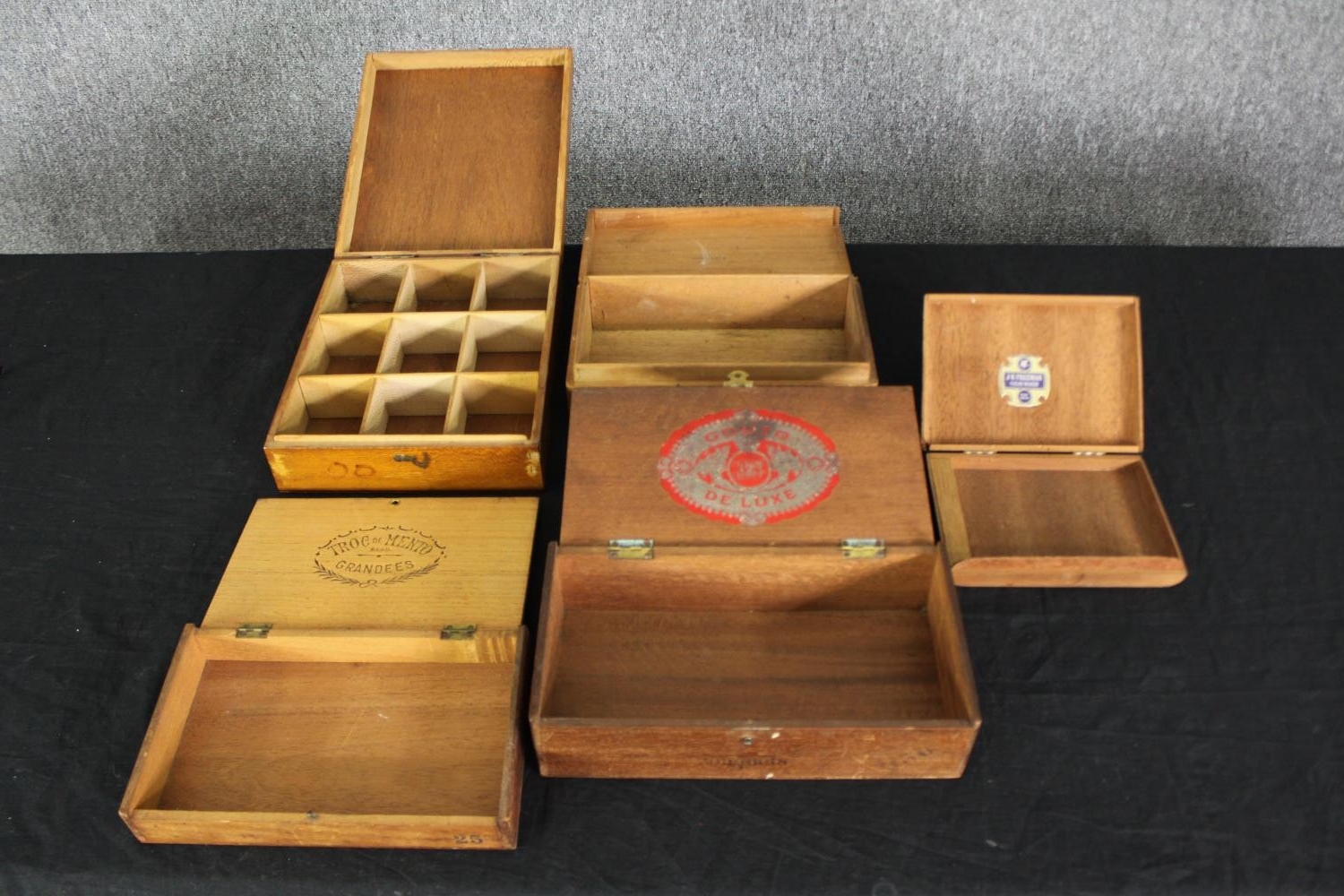 A group of vintage cigar boxes. H.7 W.22.5 D.18.5cm. (largest). - Bild 2 aus 7