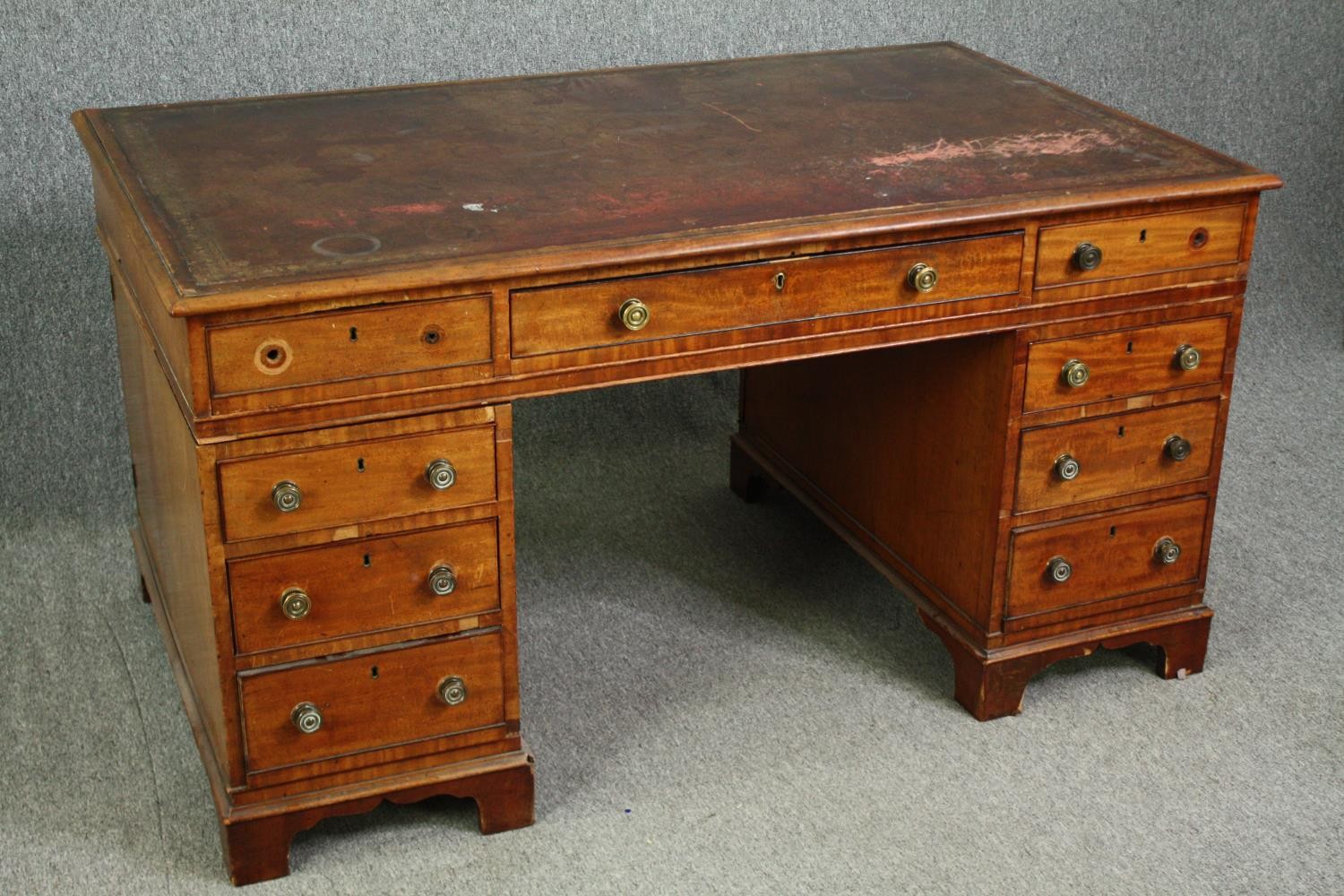 An early Victorian mahogany pedestal desk, with tooled red leather top and matching fitted leather - Bild 2 aus 10