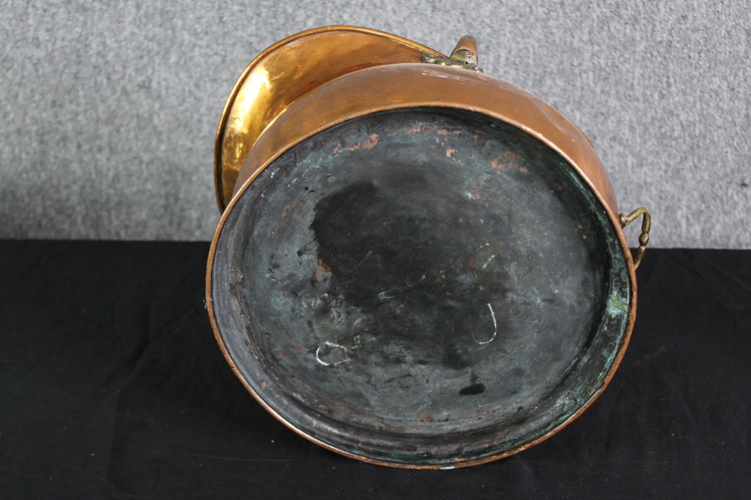 An antique copper coal bucket. H.37 W.36 D.27cm. - Image 6 of 6