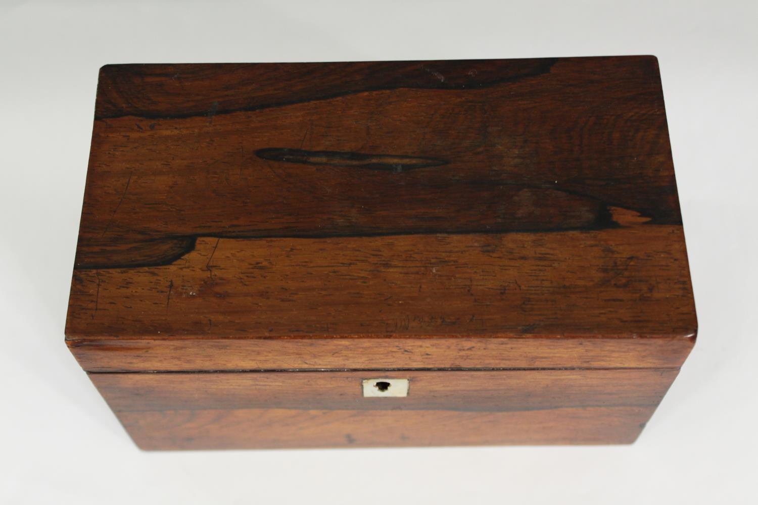 A Victorian rosewood tea caddy. H.10 W.19 D.10cm. - Bild 4 aus 4