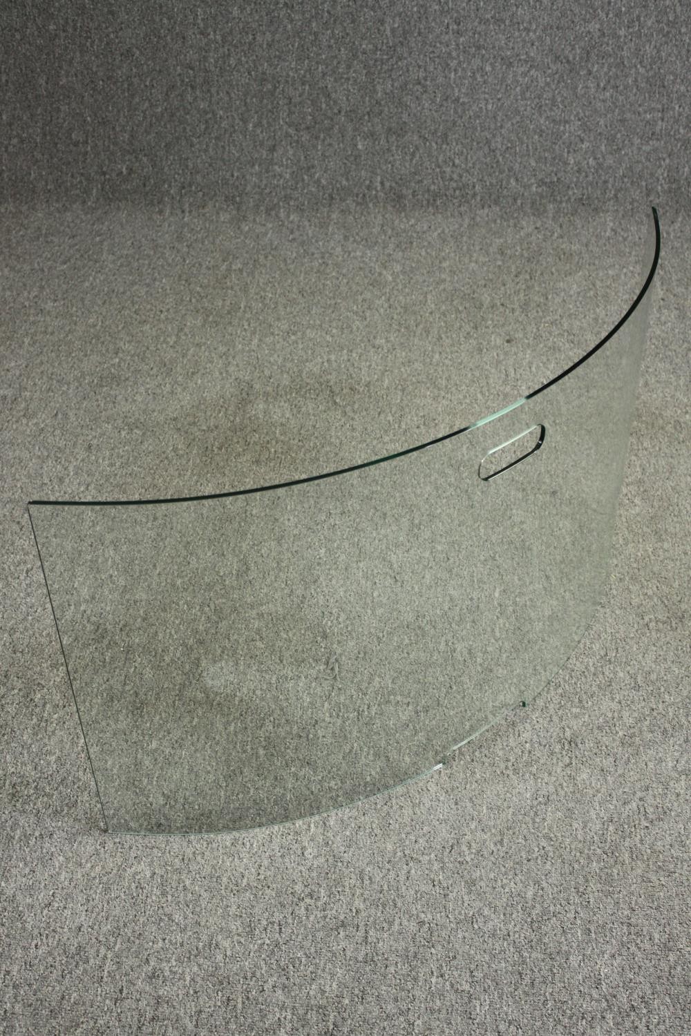 A modern curved glass fire screen. H.55 W.96cm. - Image 3 of 5