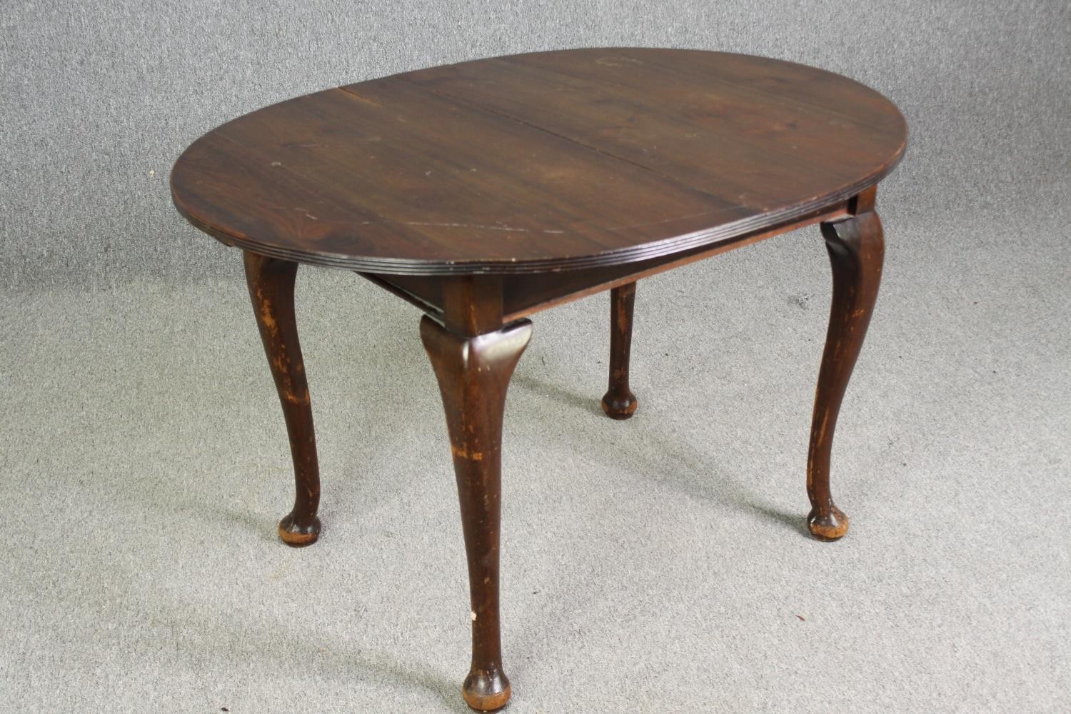 An extending mahogany dining table in George II style, early 20th Century, extra leaf with wind - Image 3 of 10