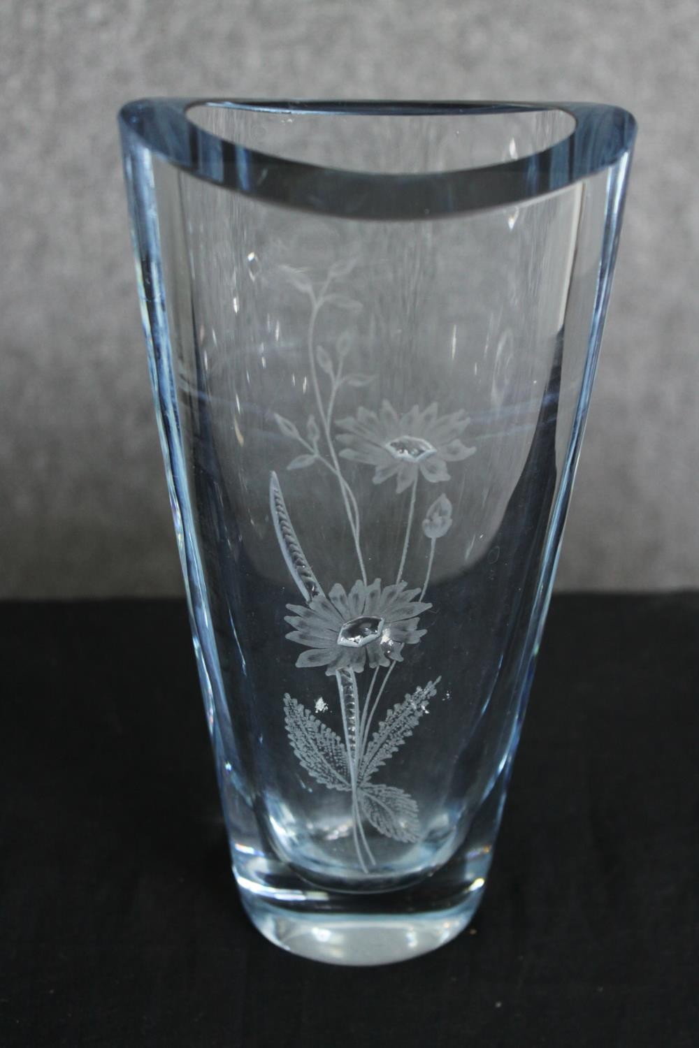 A group of Scandanavian mid 20th century cut and etched glass vases, of various sizes. H.25cm. ( - Bild 4 aus 15