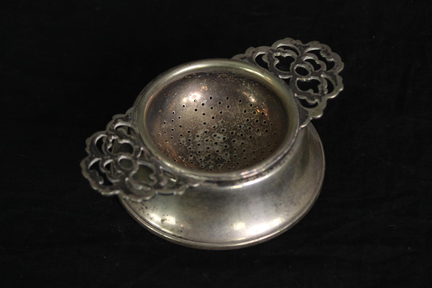 A group of various silver plated trays, and other wares. L.58 W.38cm. (largest). - Bild 9 aus 15