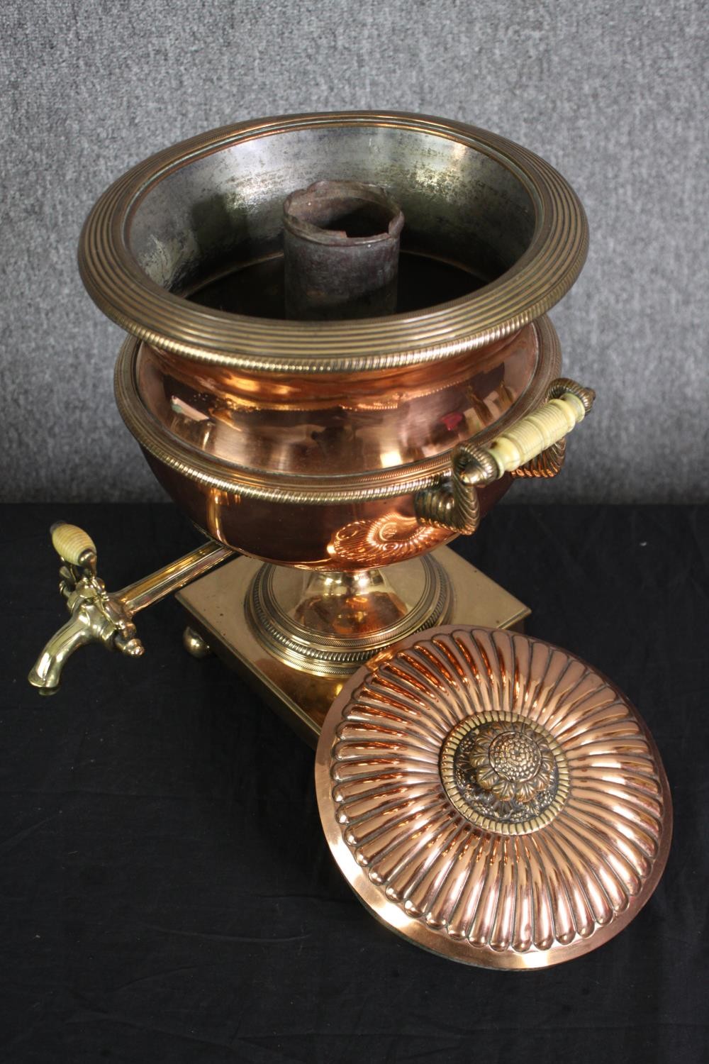 A 19th century copper samovar. H.38 W.32 D.35cm. - Bild 4 aus 5