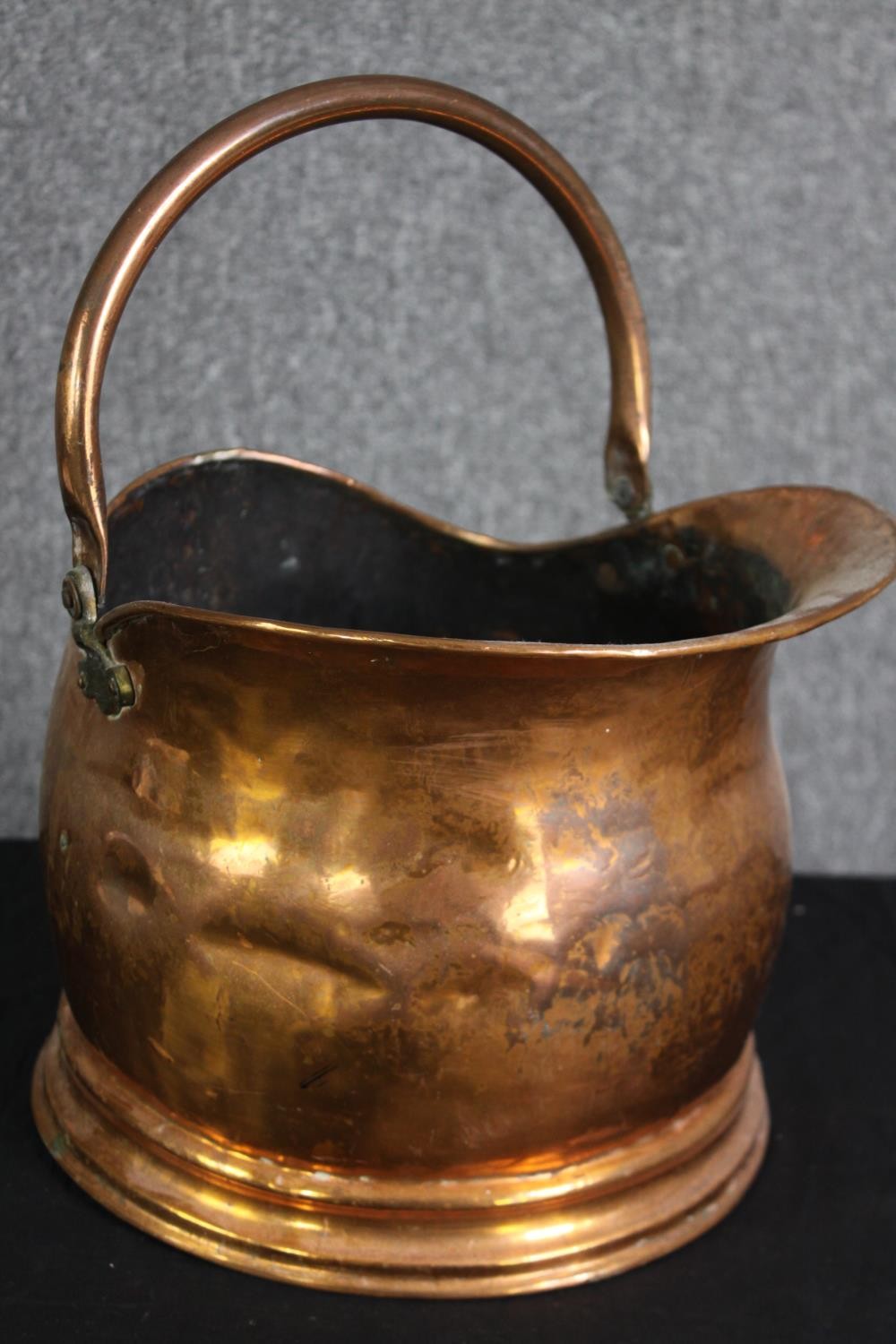 An antique copper coal bucket. H.37 W.36 D.27cm. - Bild 2 aus 6