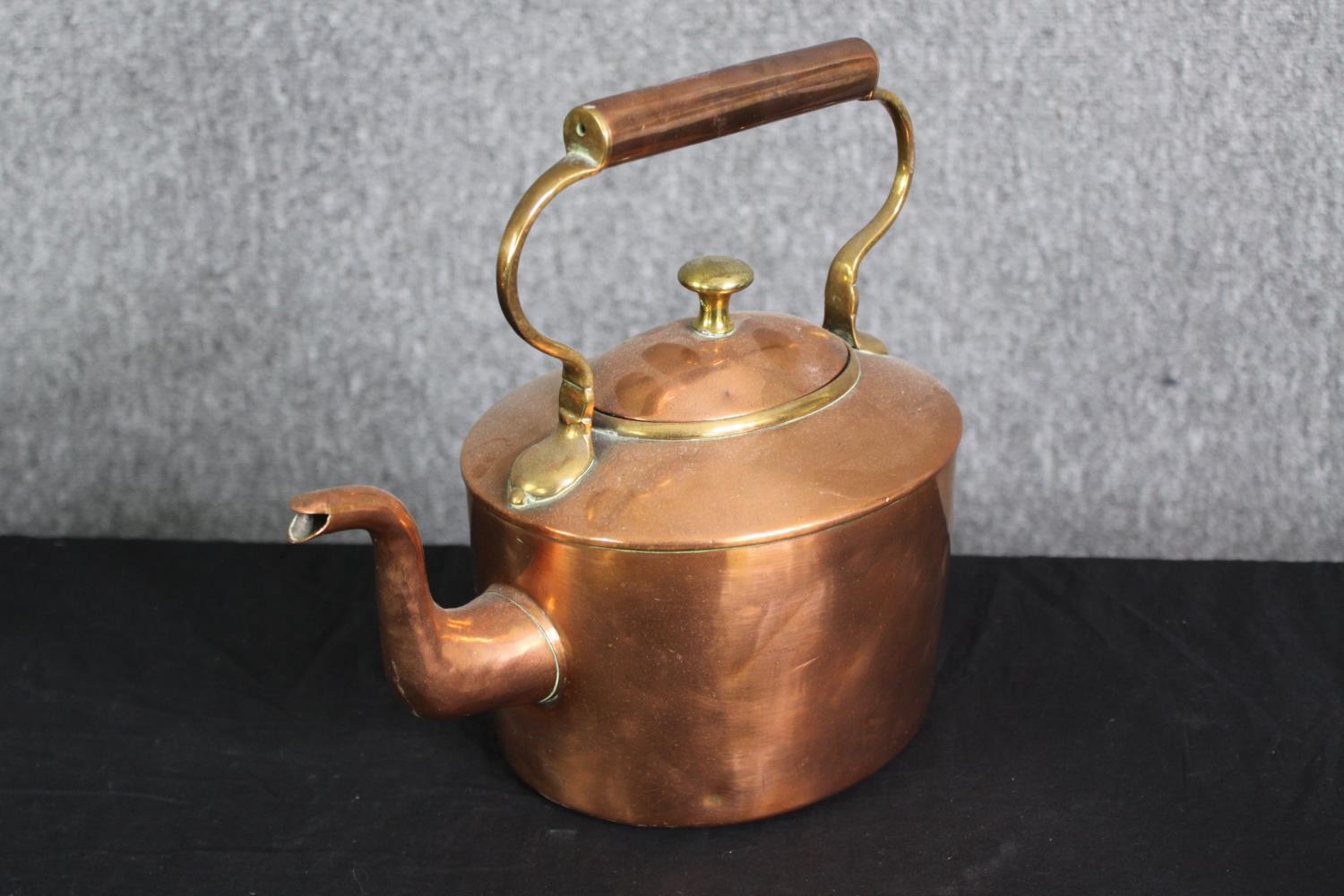 An antique copper kettle, and a tankard H.29cm. (largest). - Image 3 of 9