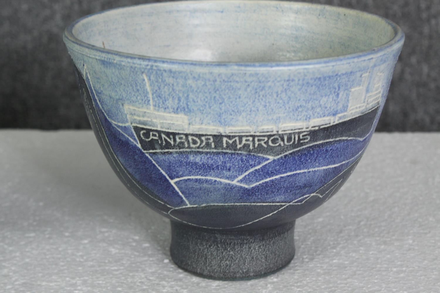 A pair of commemorative glazed earthenware bowls depicting the freight ship 'Canada Marquis', signed - Bild 3 aus 4