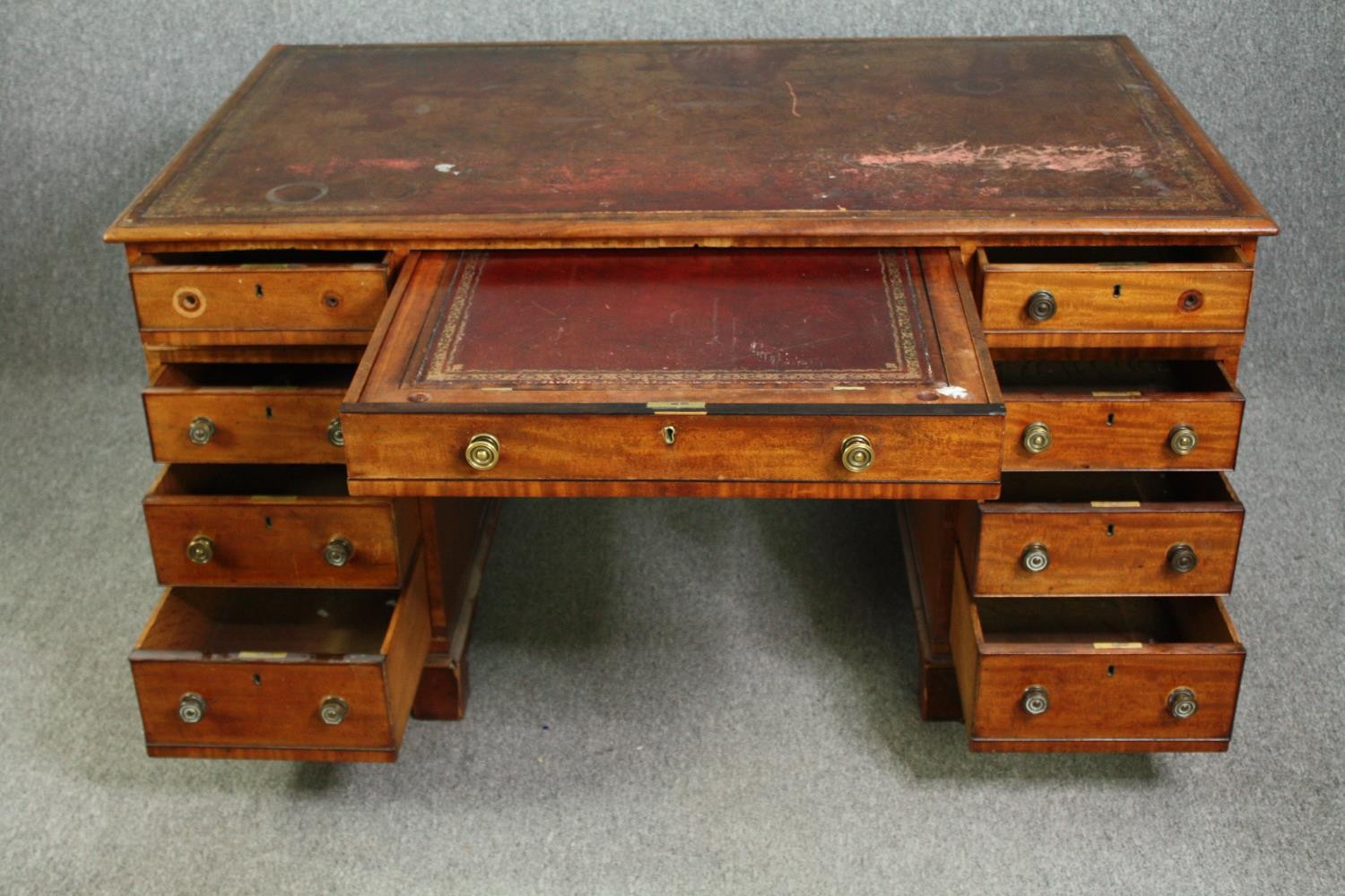 An early Victorian mahogany pedestal desk, with tooled red leather top and matching fitted leather - Bild 5 aus 10