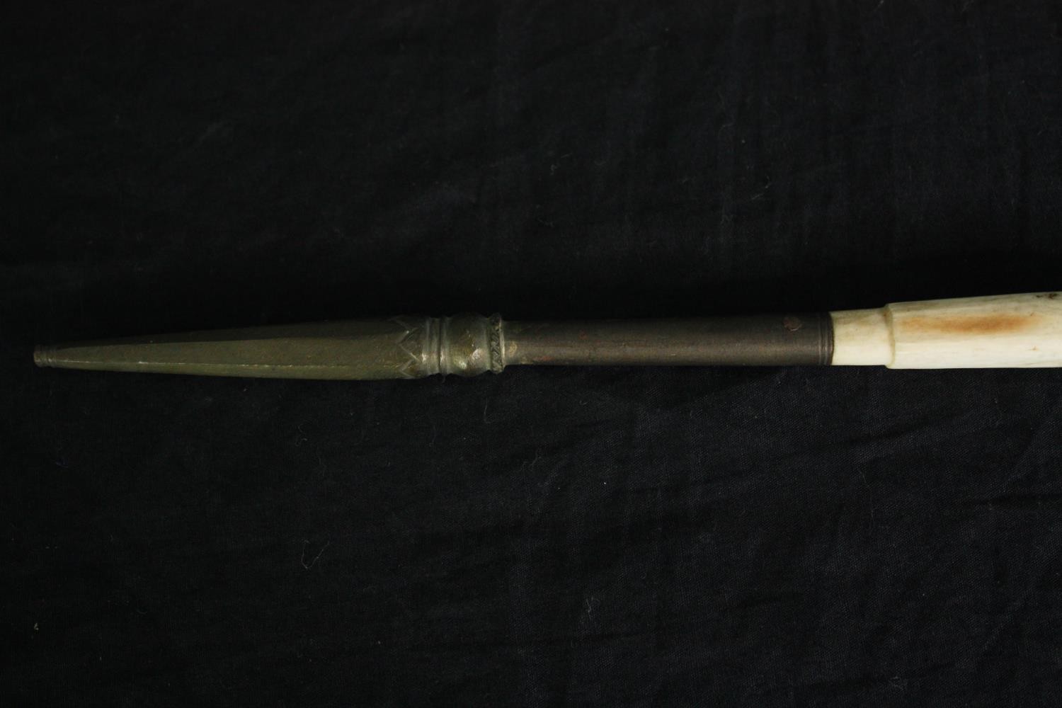 An Indian carved bone walking stick. L.90cm. - Image 5 of 6