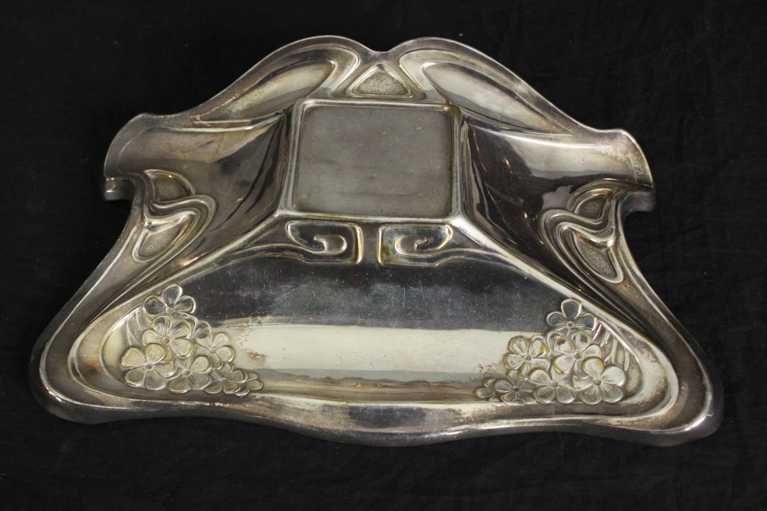 A group of various silver plated trays, and other wares. L.58 W.38cm. (largest). - Bild 3 aus 15