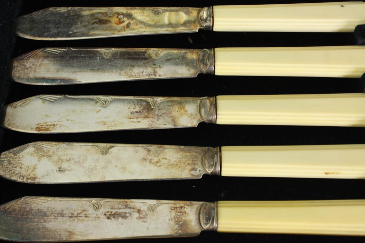 A group of three cased silver plated sets of cutlery, including cake knives, fish knives and - Bild 4 aus 9