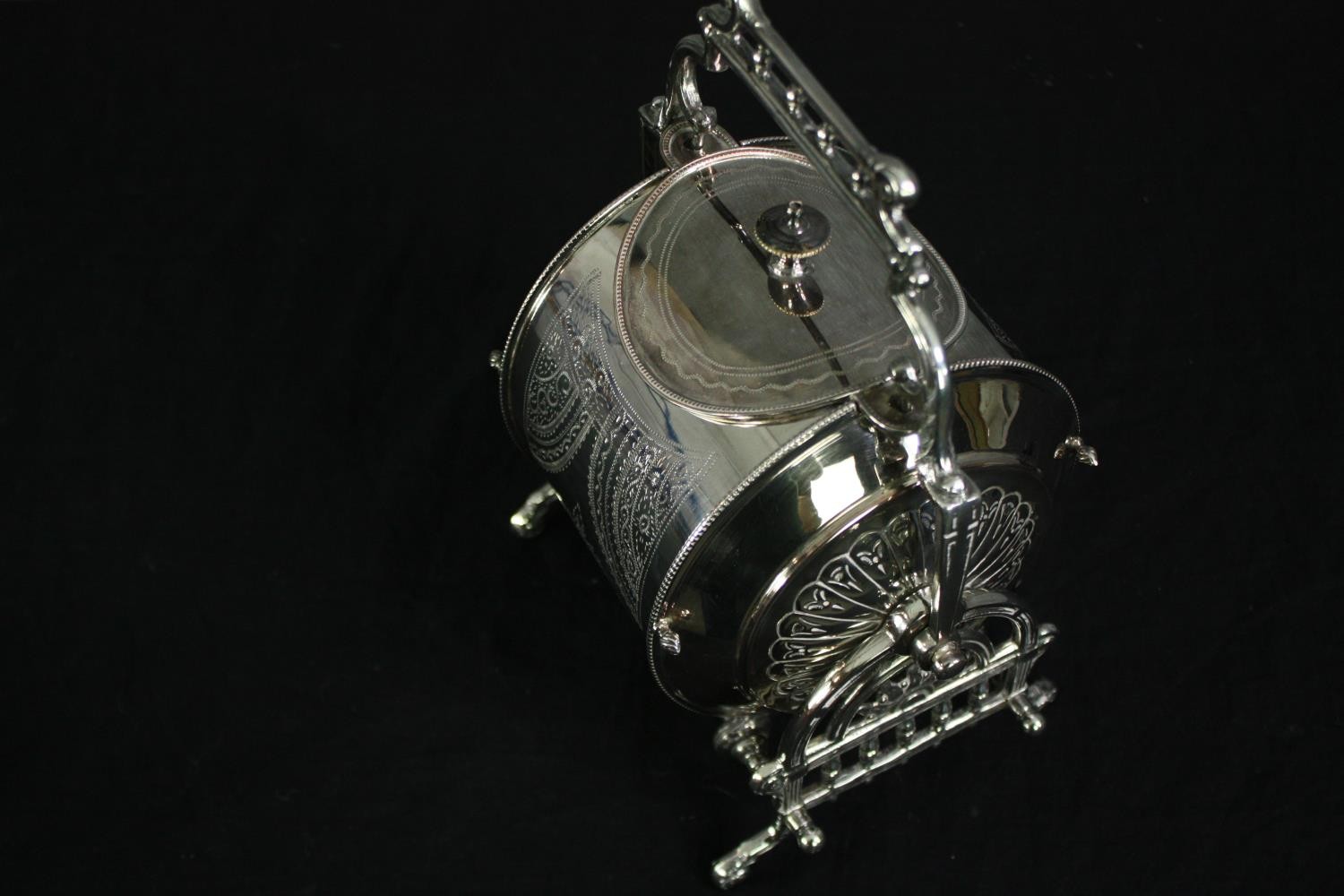 A 19th century silver plated biscuit barrel with engraved decoration, marked to the underside. H. - Image 3 of 8