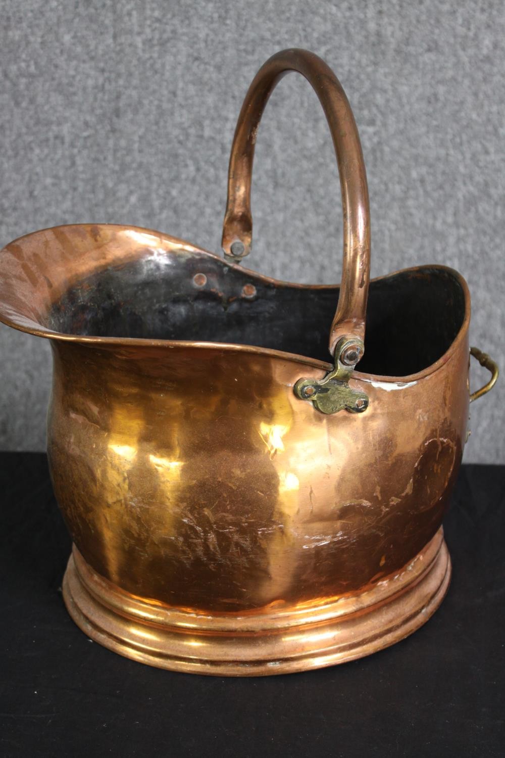 An antique copper coal bucket. H.37 W.36 D.27cm. - Image 3 of 6