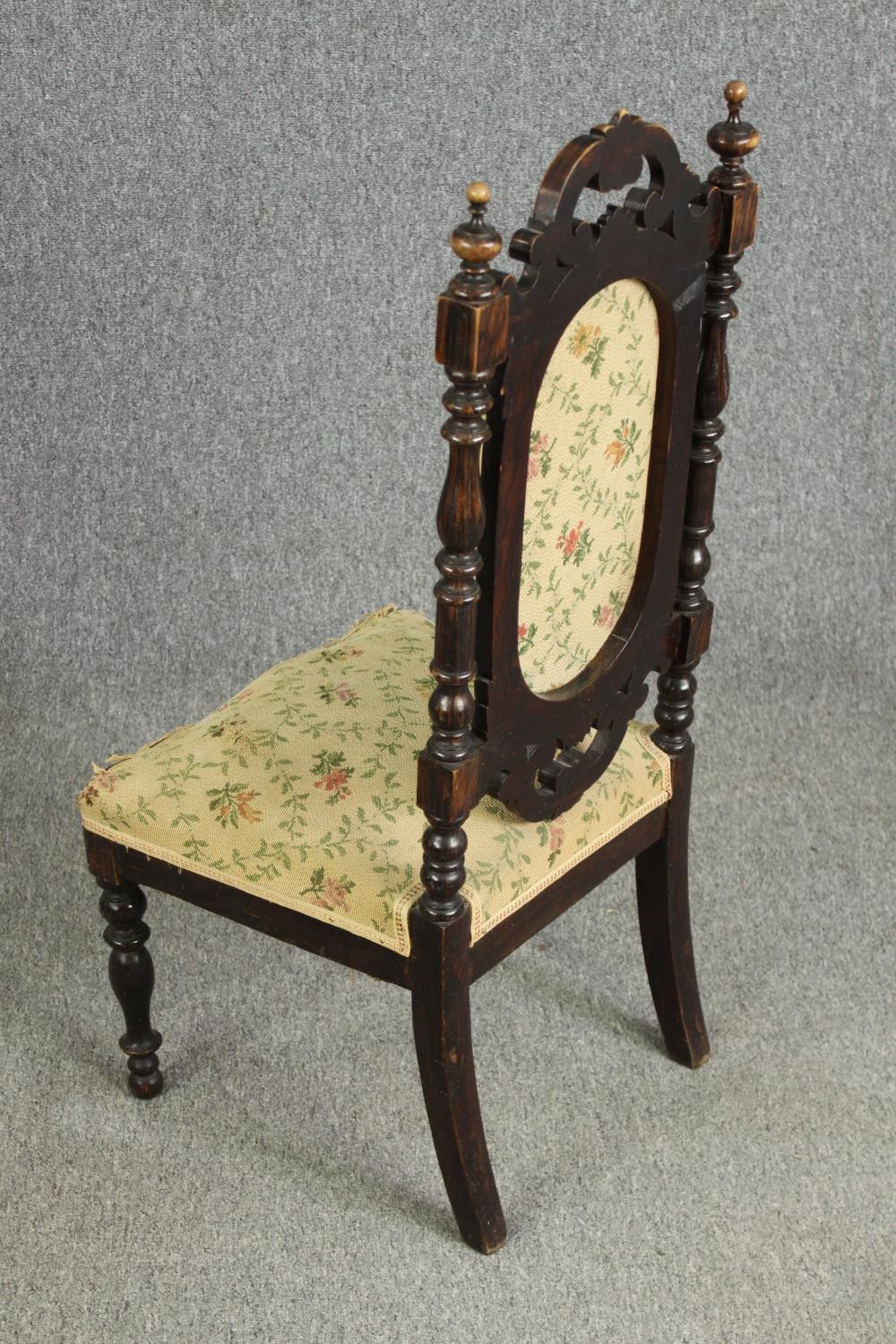 A Victorian carved side chair. H.97cm. - Bild 5 aus 6