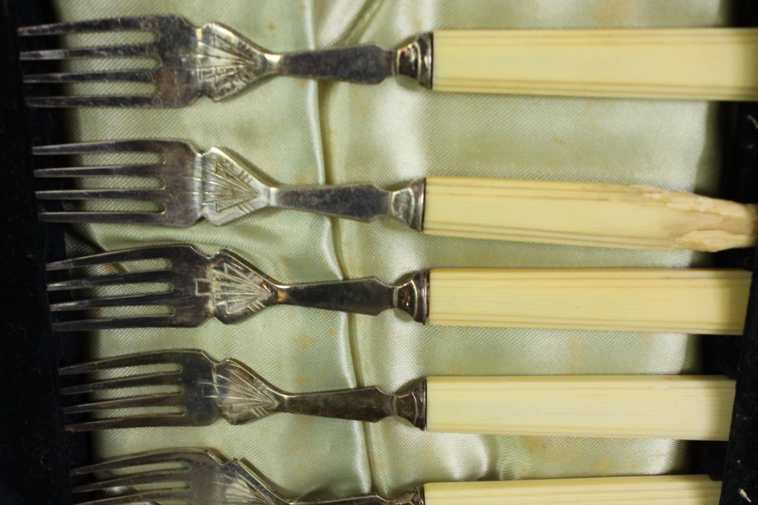 A group of three cased silver plated sets of cutlery, including cake knives, fish knives and - Bild 5 aus 9