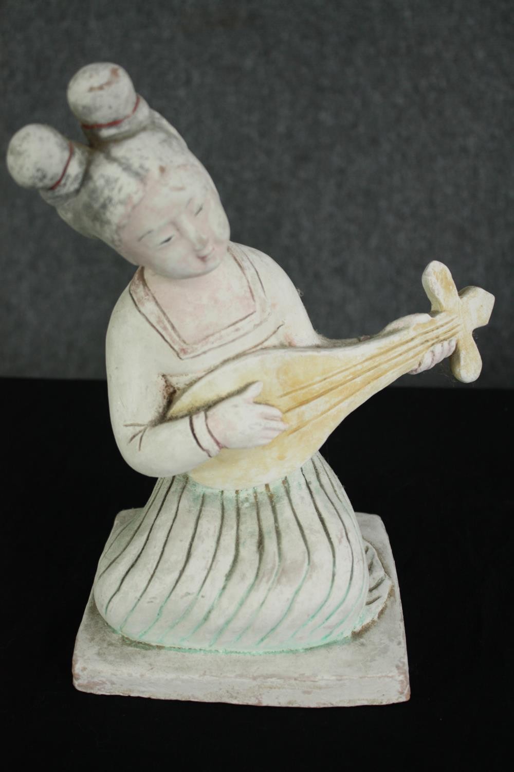Two Chinese Tang Dynasty style white painted terracotta female musicians. H.27cm. (each). - Image 4 of 7