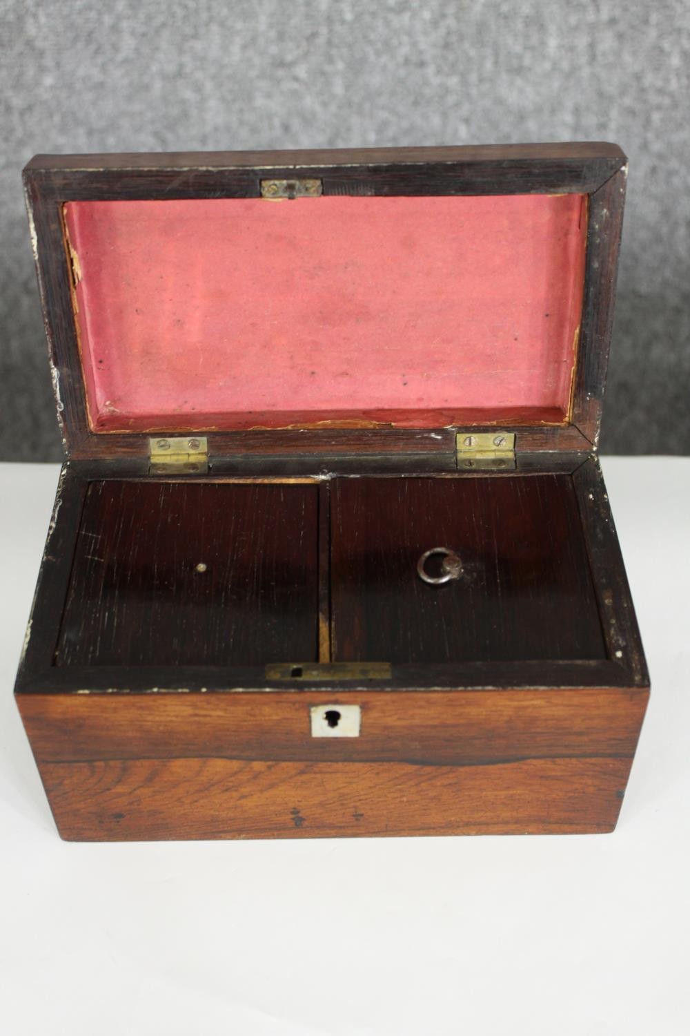 A Victorian rosewood tea caddy. H.10 W.19 D.10cm. - Bild 2 aus 4