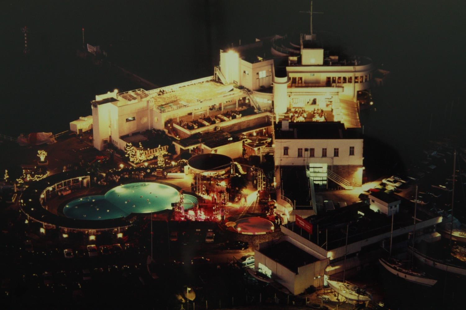 A pair of photographs of the Hong Kong Royal Yacht Club, framed and glazed. H.55 W.69cm. (each). - Bild 2 aus 4