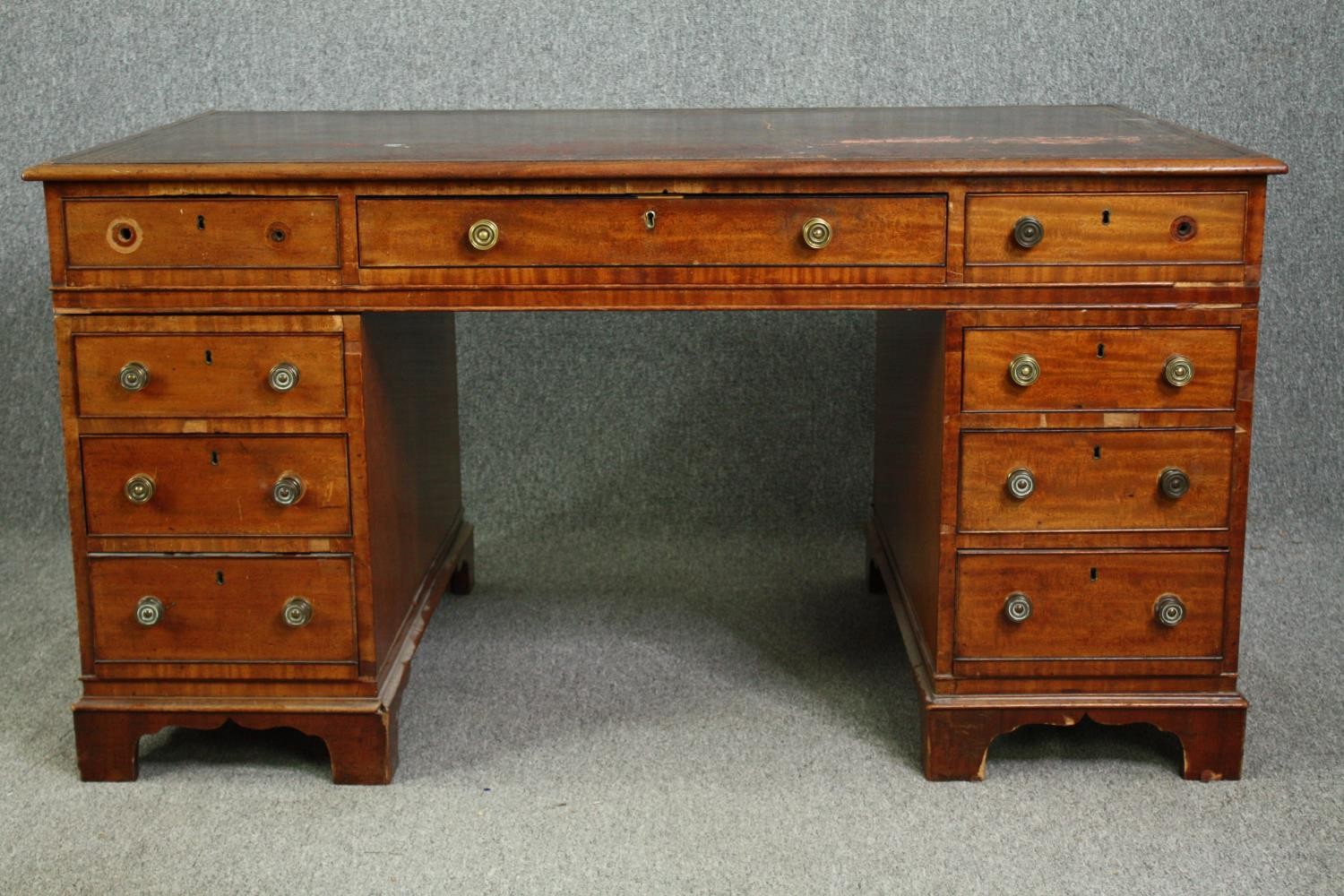 An early Victorian mahogany pedestal desk, with tooled red leather top and matching fitted leather - Bild 4 aus 10