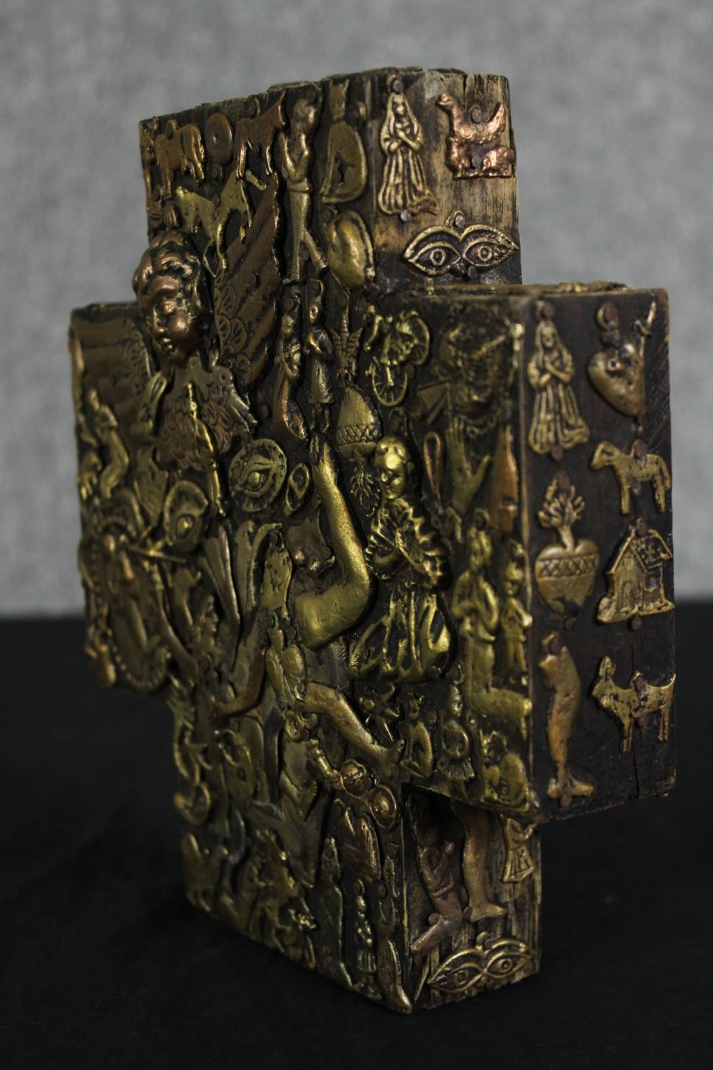 Estela Ogazon, a Mexican folk art cross, mixed metal repousse decoration on wood. H.20 W.19 D.4cm. - Bild 3 aus 6