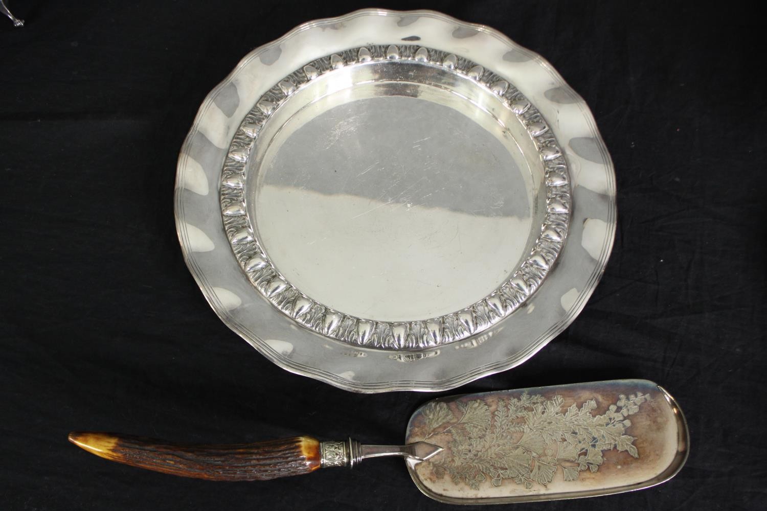 A group of various silver plated trays, and other wares. L.58 W.38cm. (largest). - Bild 2 aus 15