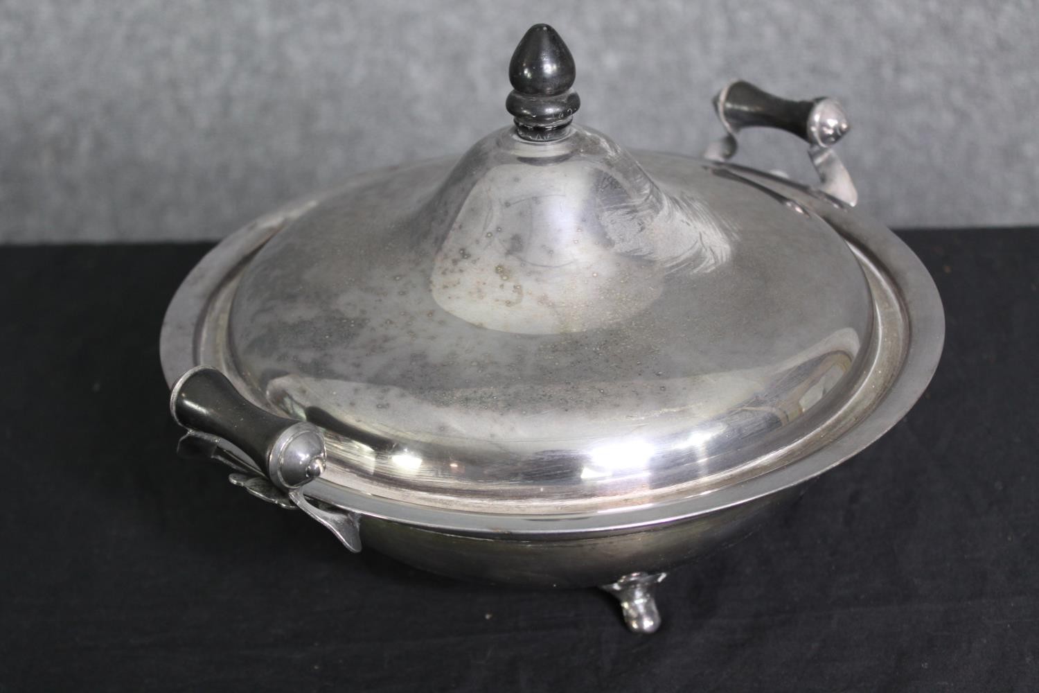 A group of various silver plated trays, and other wares. L.58 W.38cm. (largest). - Bild 14 aus 15