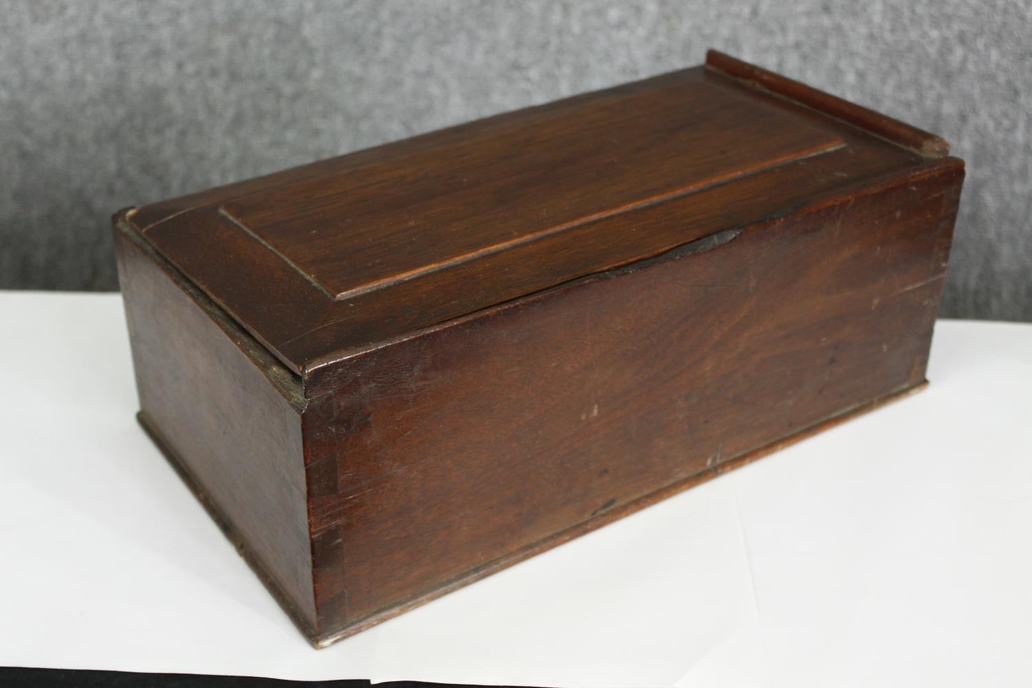 An antique mahogany box. H.22 W.35 D.12cm. - Image 2 of 5