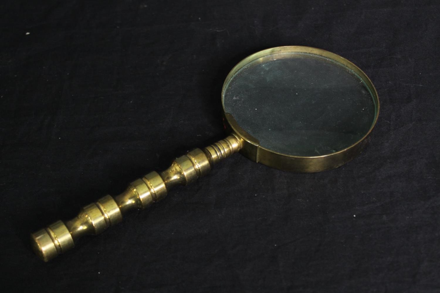 A group of small brass weights and other items. H.27cm. (largest). - Bild 3 aus 9