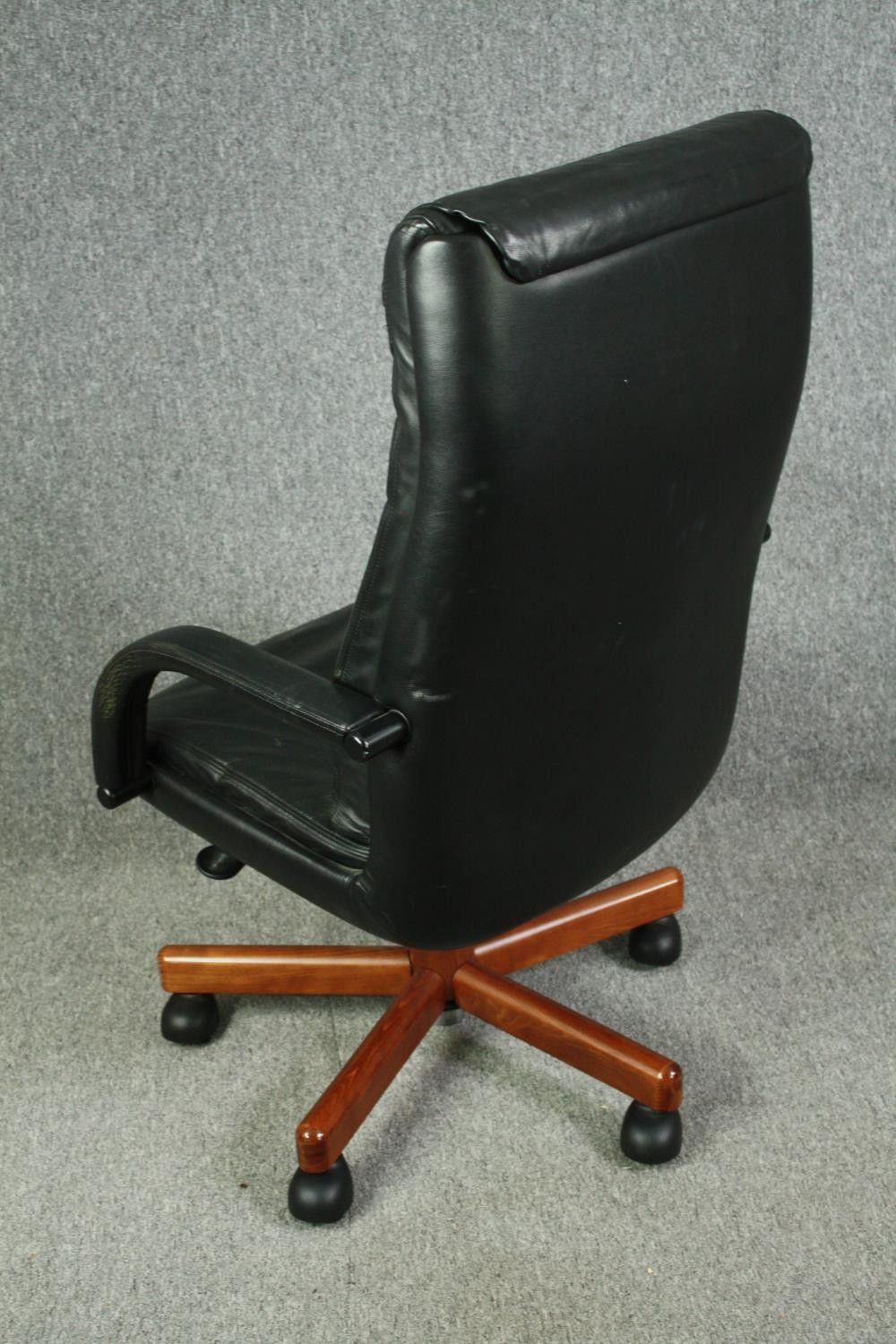 A 1970's style office swivel chair, with black leather upholstery. - Image 4 of 6