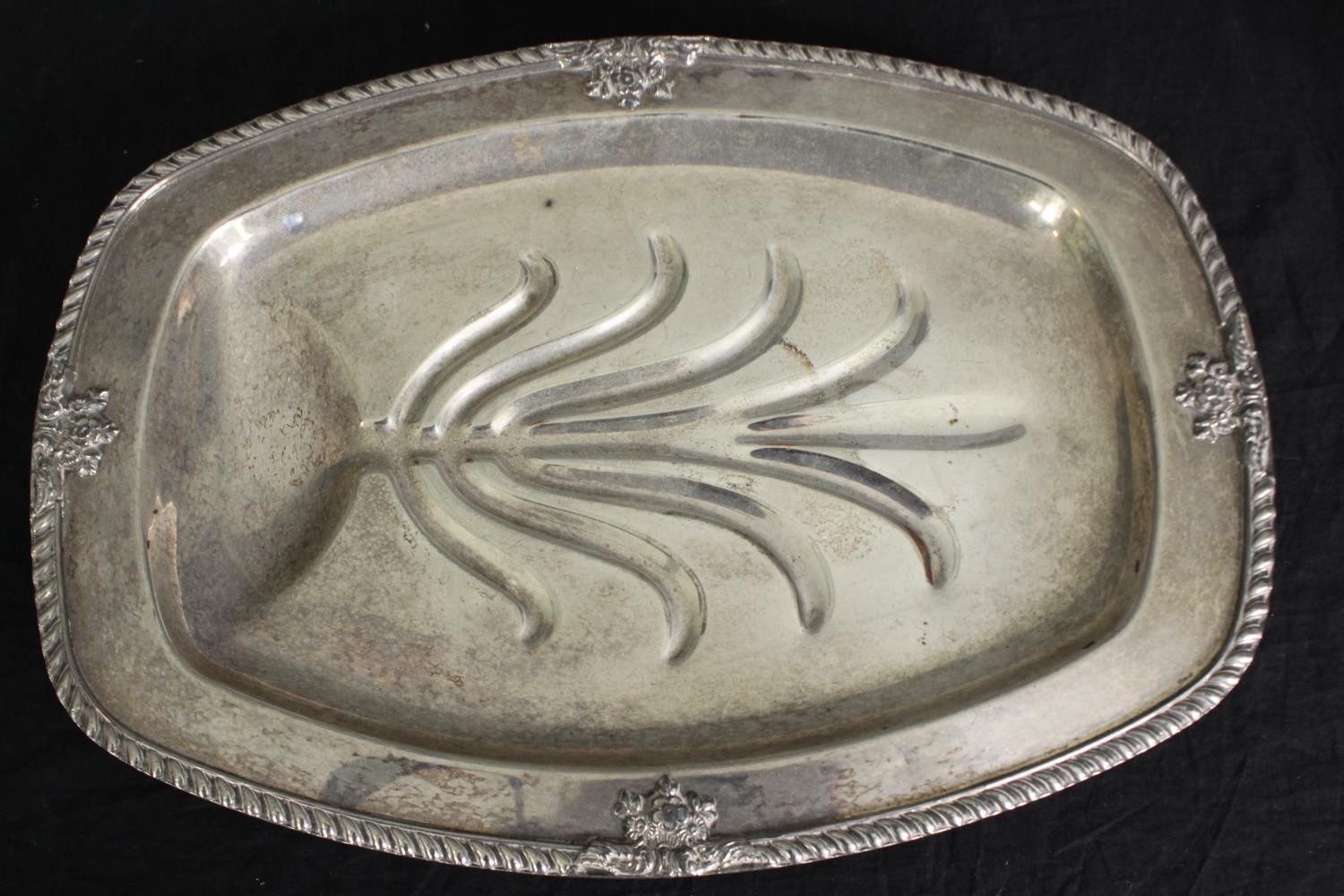 A group of various silver plated trays, and other wares. L.58 W.38cm. (largest). - Bild 11 aus 15