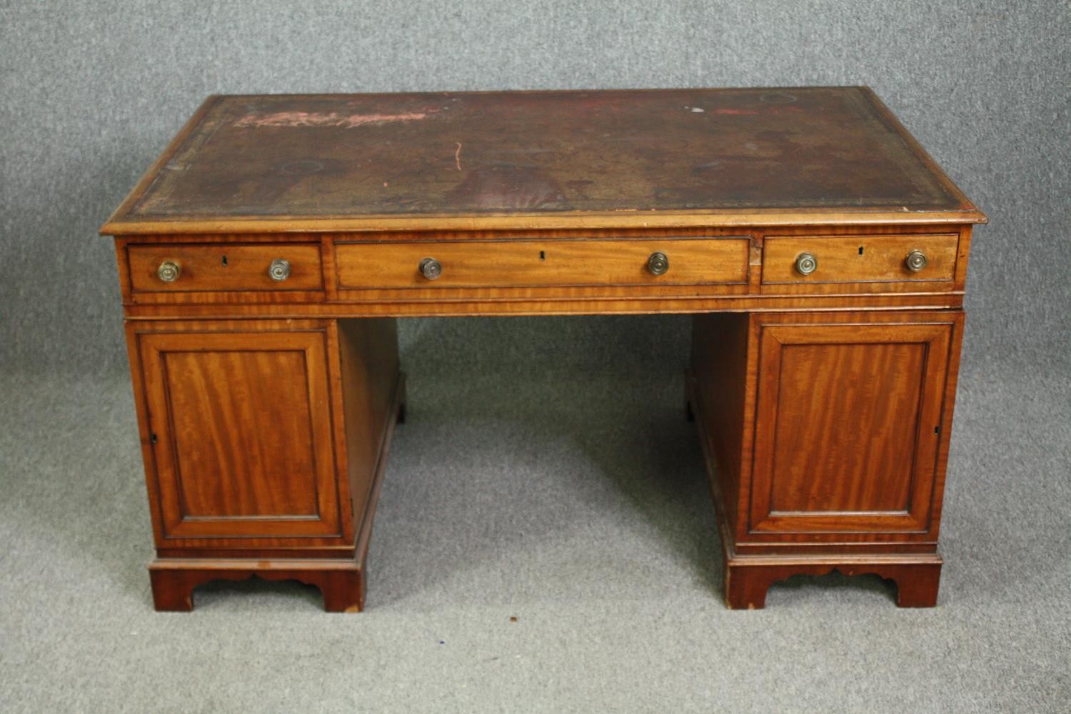 An early Victorian mahogany pedestal desk, with tooled red leather top and matching fitted leather - Bild 8 aus 10