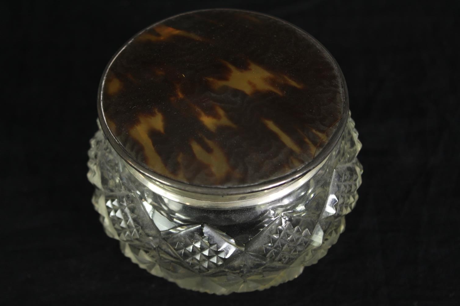 A glass cake stand, a pair of glass and silver plated vases, and a cut glass bowl with tortoiseshell - Image 4 of 7