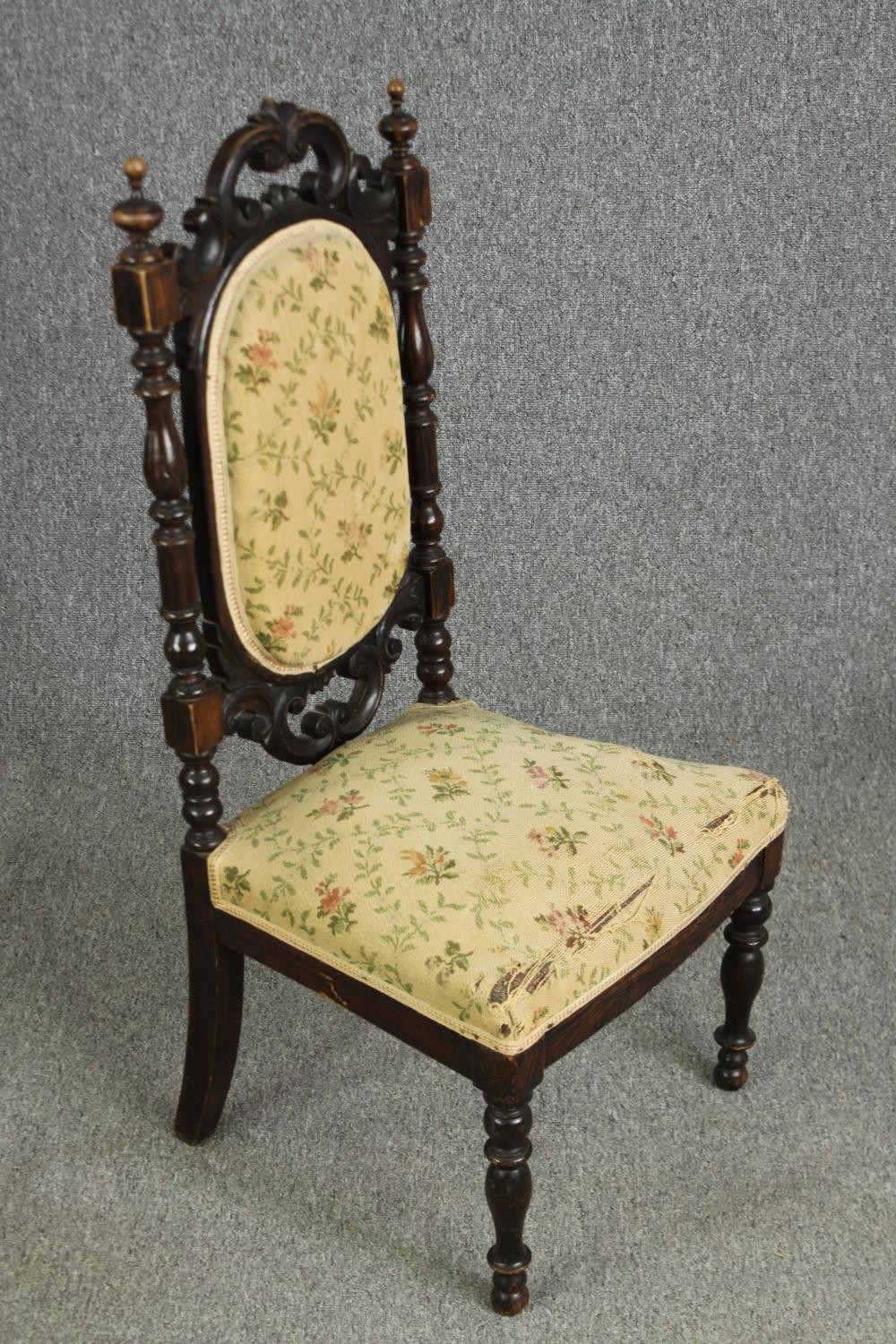 A Victorian carved side chair. H.97cm. - Bild 2 aus 6