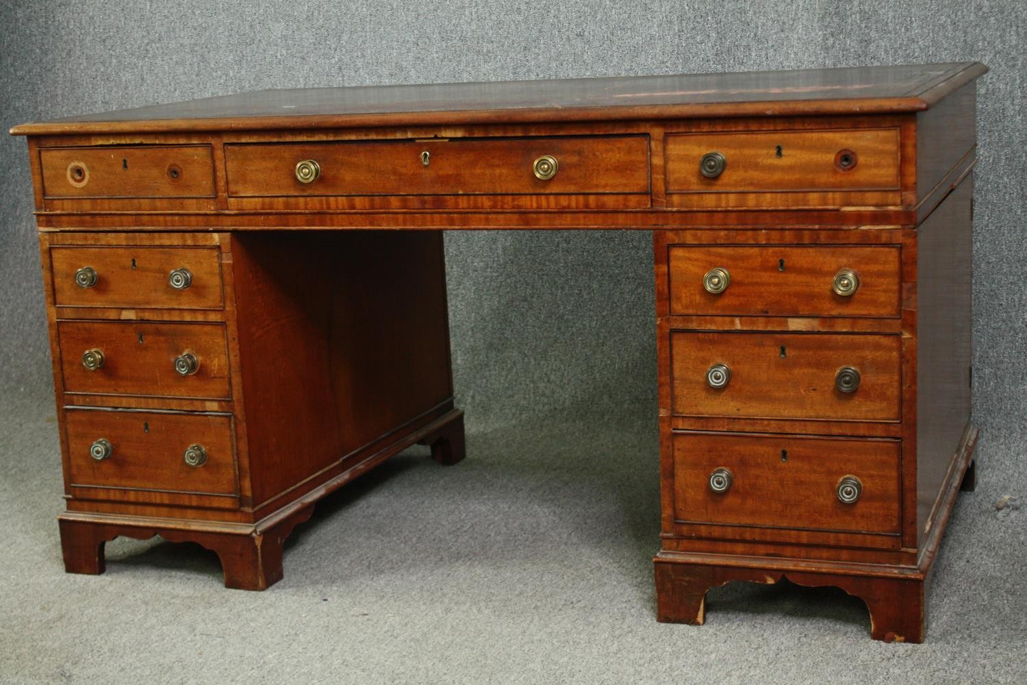 An early Victorian mahogany pedestal desk, with tooled red leather top and matching fitted leather - Bild 3 aus 10