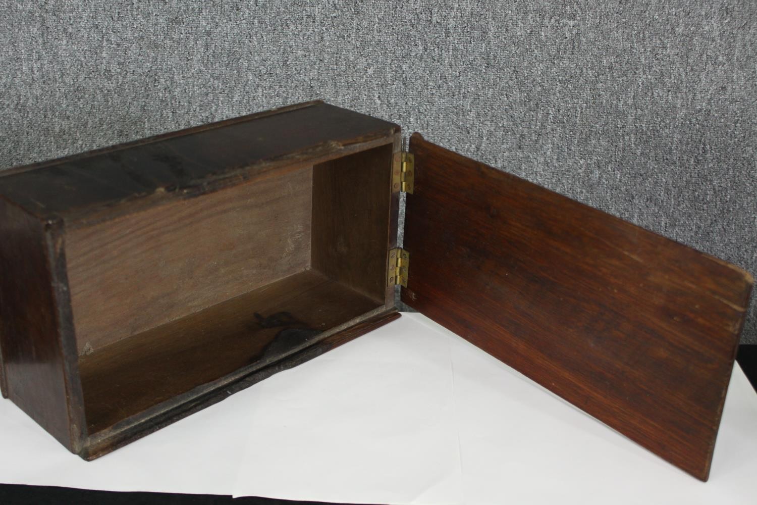 An antique mahogany box. H.22 W.35 D.12cm. - Bild 5 aus 5