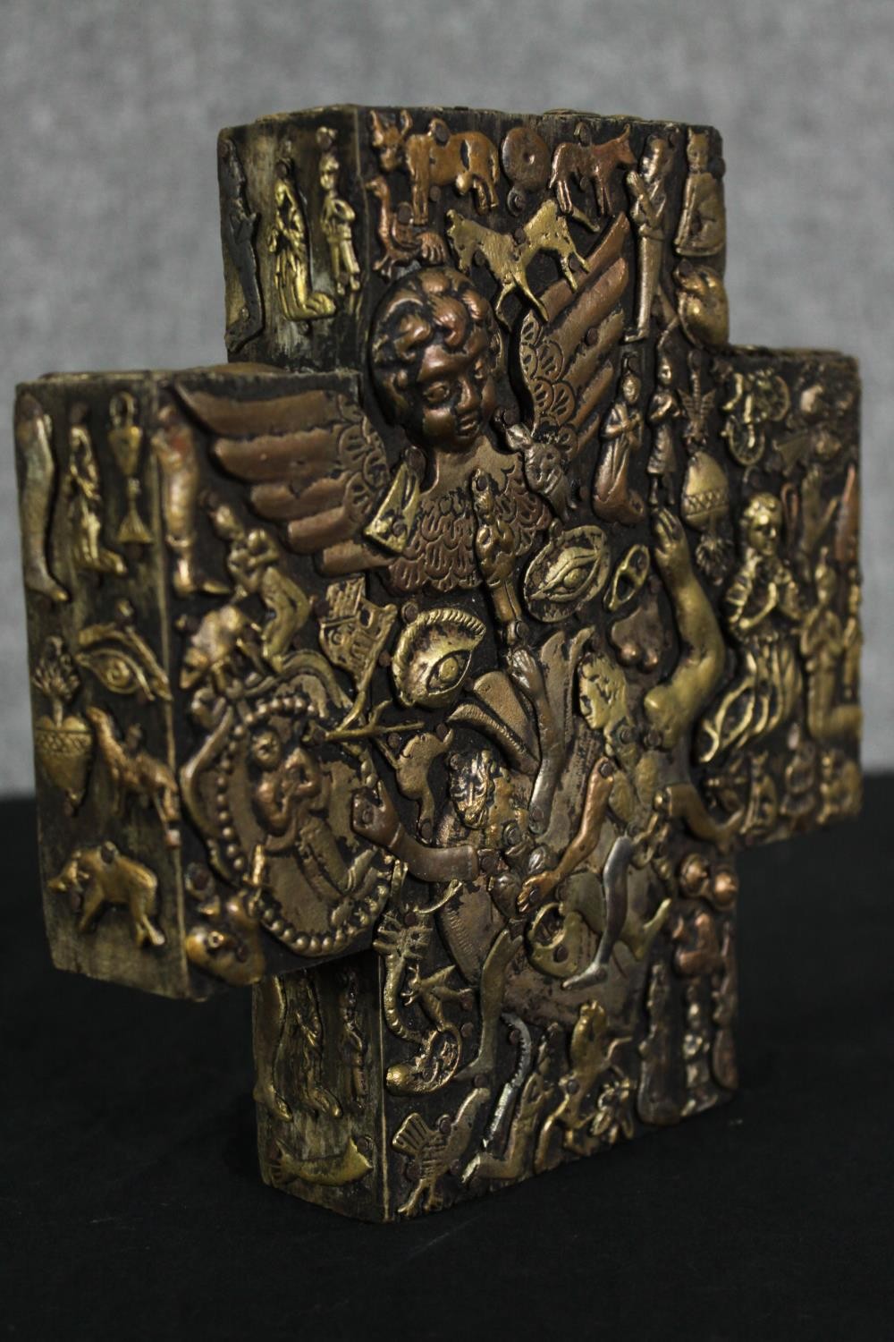 Estela Ogazon, a Mexican folk art cross, mixed metal repousse decoration on wood. H.20 W.19 D.4cm. - Bild 2 aus 6