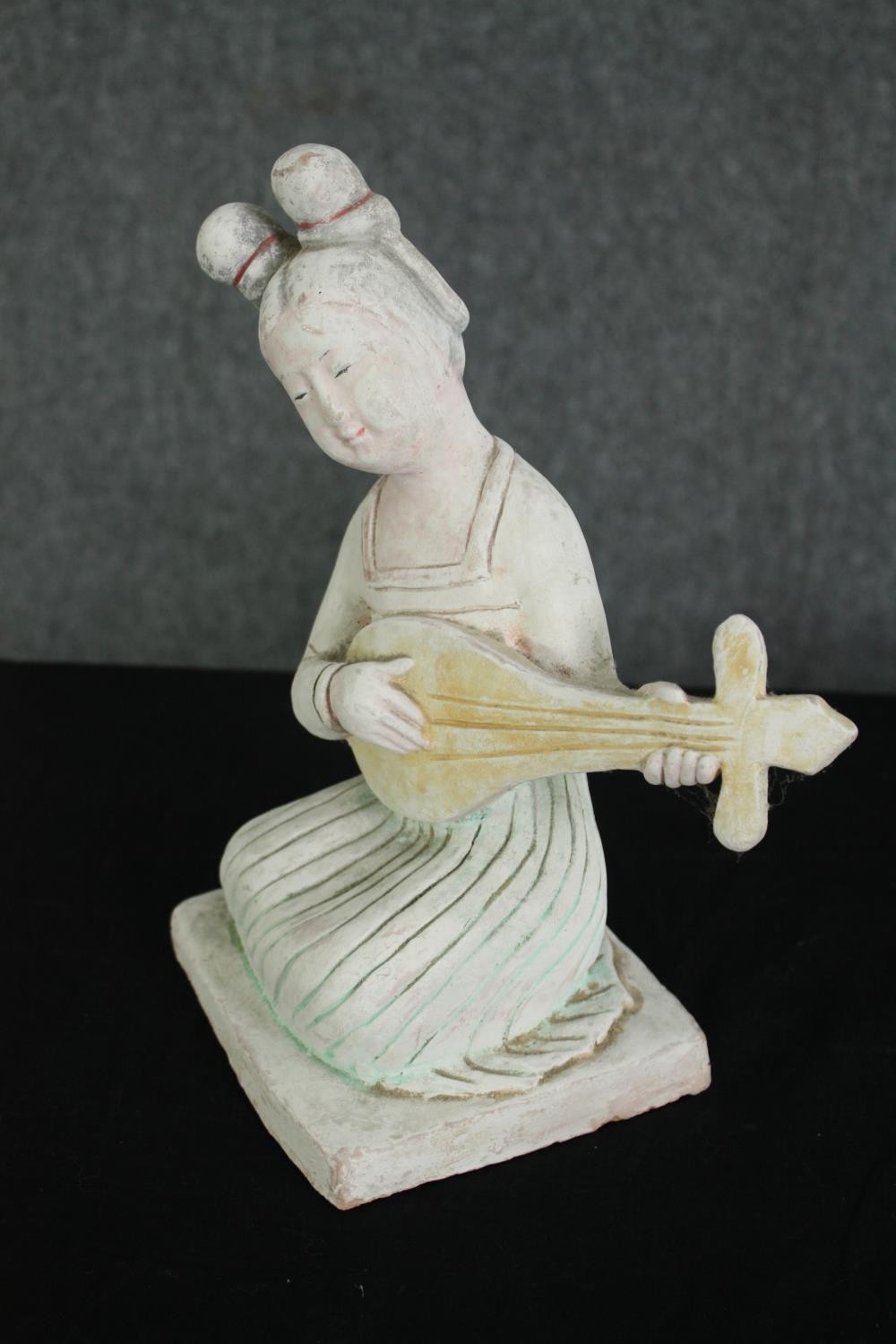 Two Chinese Tang Dynasty style white painted terracotta female musicians. H.27cm. (each). - Image 6 of 7