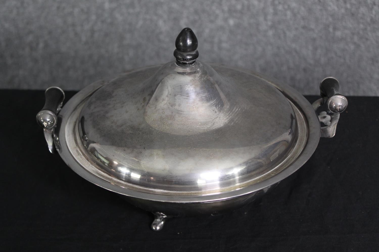 A group of various silver plated trays, and other wares. L.58 W.38cm. (largest). - Bild 15 aus 15