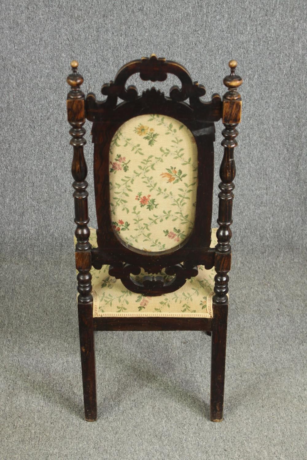 A Victorian carved side chair. H.97cm. - Bild 4 aus 6