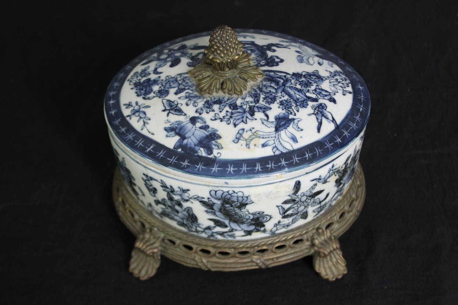 A group of four various 19th century tureens, including Derby and other Staffordshire porcelain, one - Bild 10 aus 15