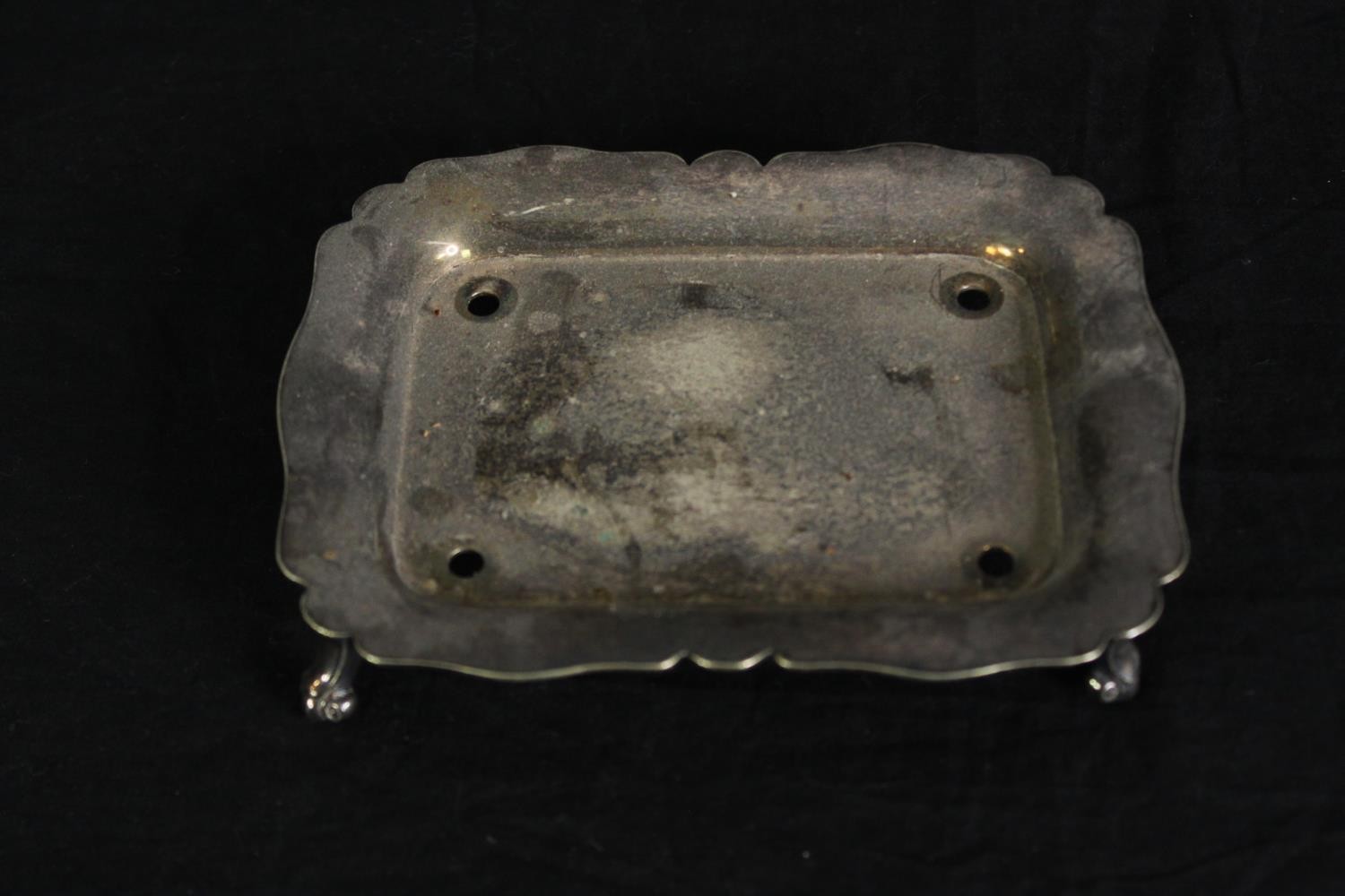 A group of various silver plated trays, and other wares. L.58 W.38cm. (largest). - Bild 5 aus 15