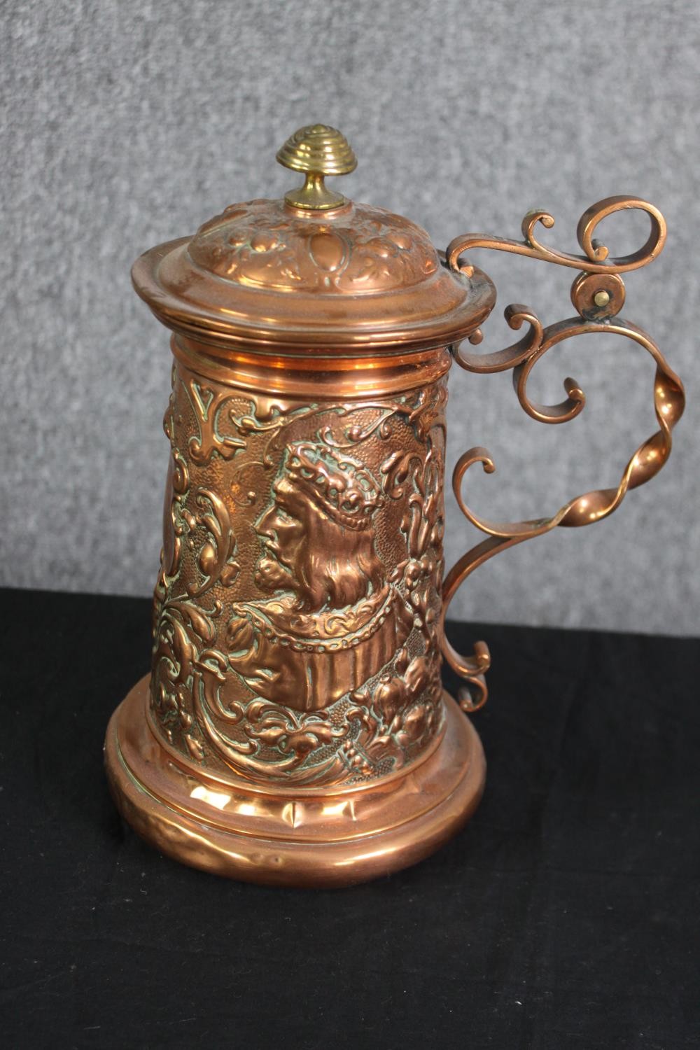 An antique copper kettle, and a tankard H.29cm. (largest). - Image 6 of 9