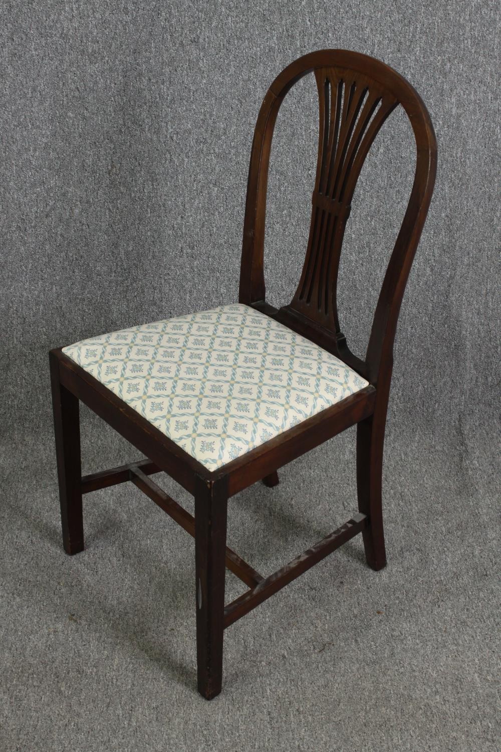 A set of six Hepplewhite style dining chairs, early 20th century. - Image 4 of 9
