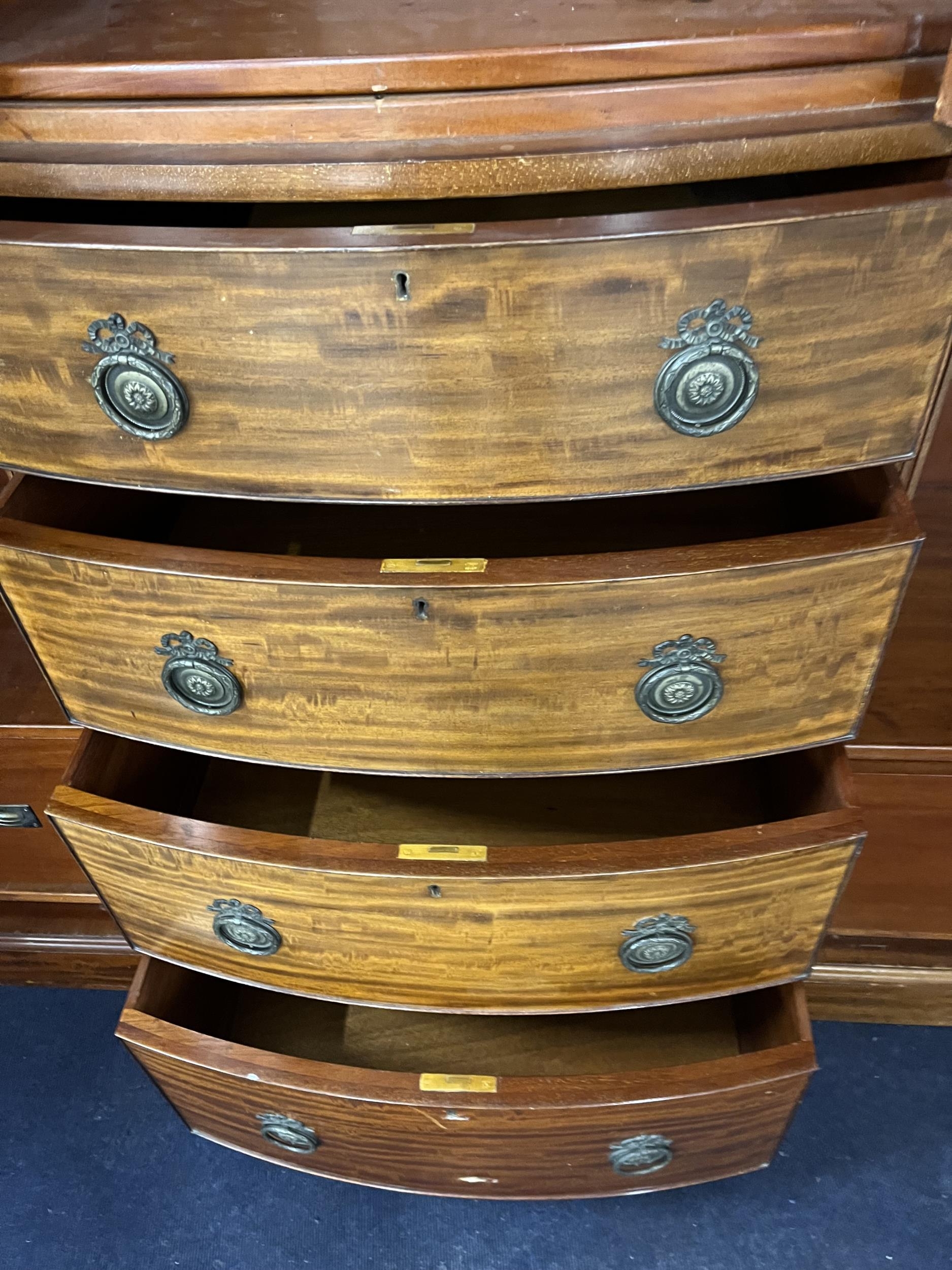 A mahogany and mirrored, break bow front wardrobe, 20th century. H.210 W.186 D.60.cm - Image 6 of 10