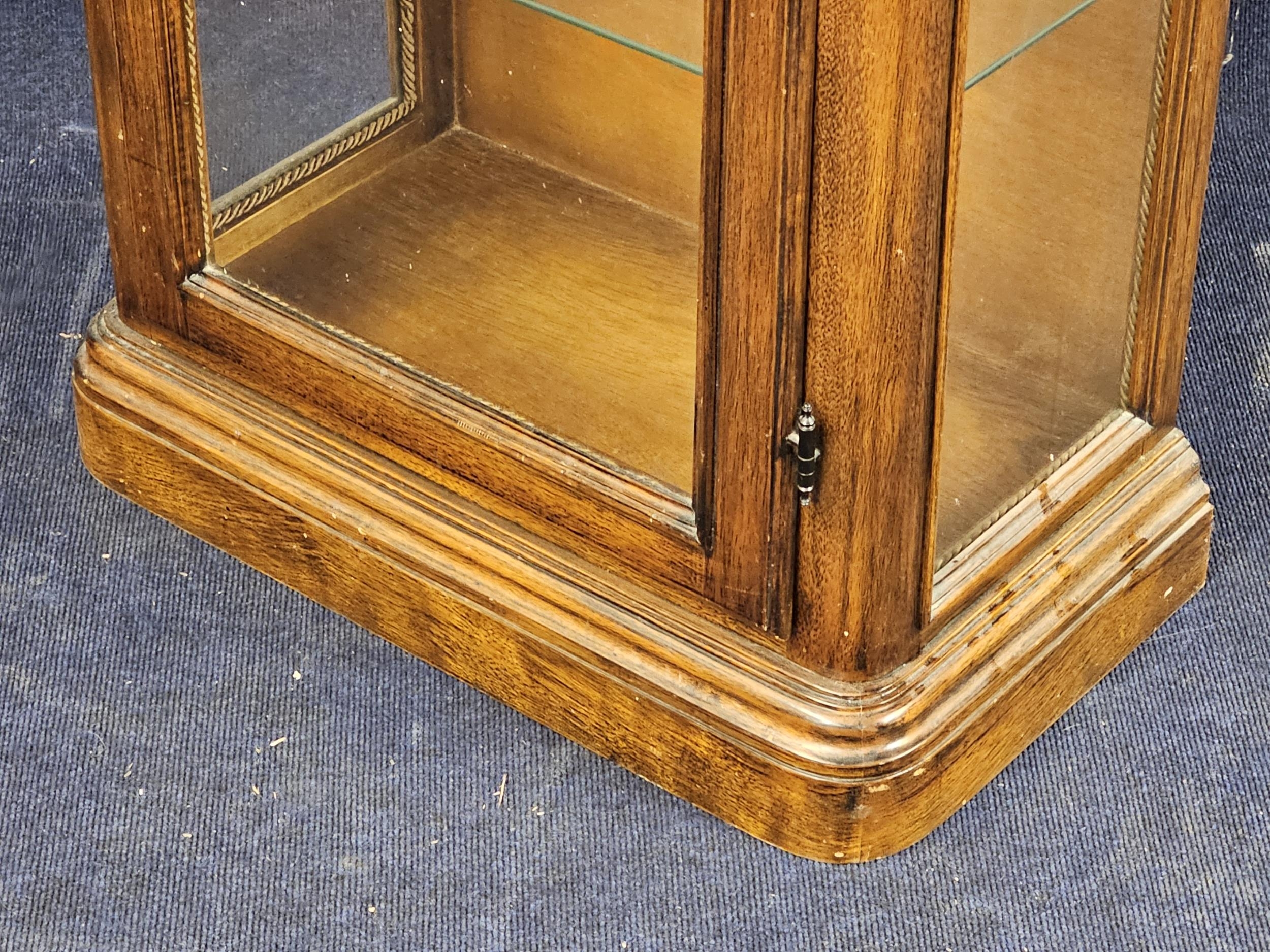 A walnut and glazed display cabinet, 20th century. H. 154 W.66 D.36cm. - Image 5 of 5