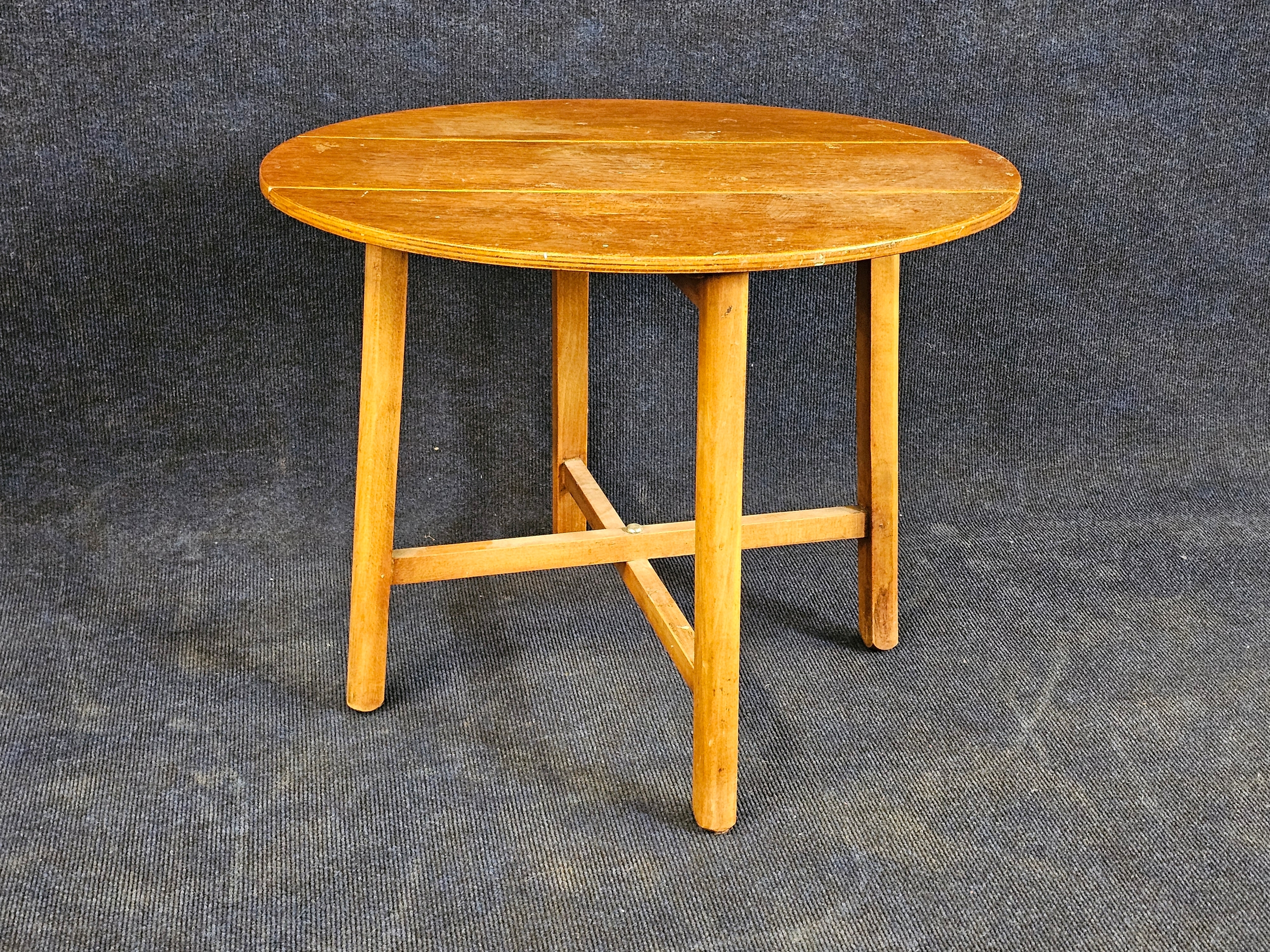 An oak Sutherland table. H.49 W.60 D.50cm.