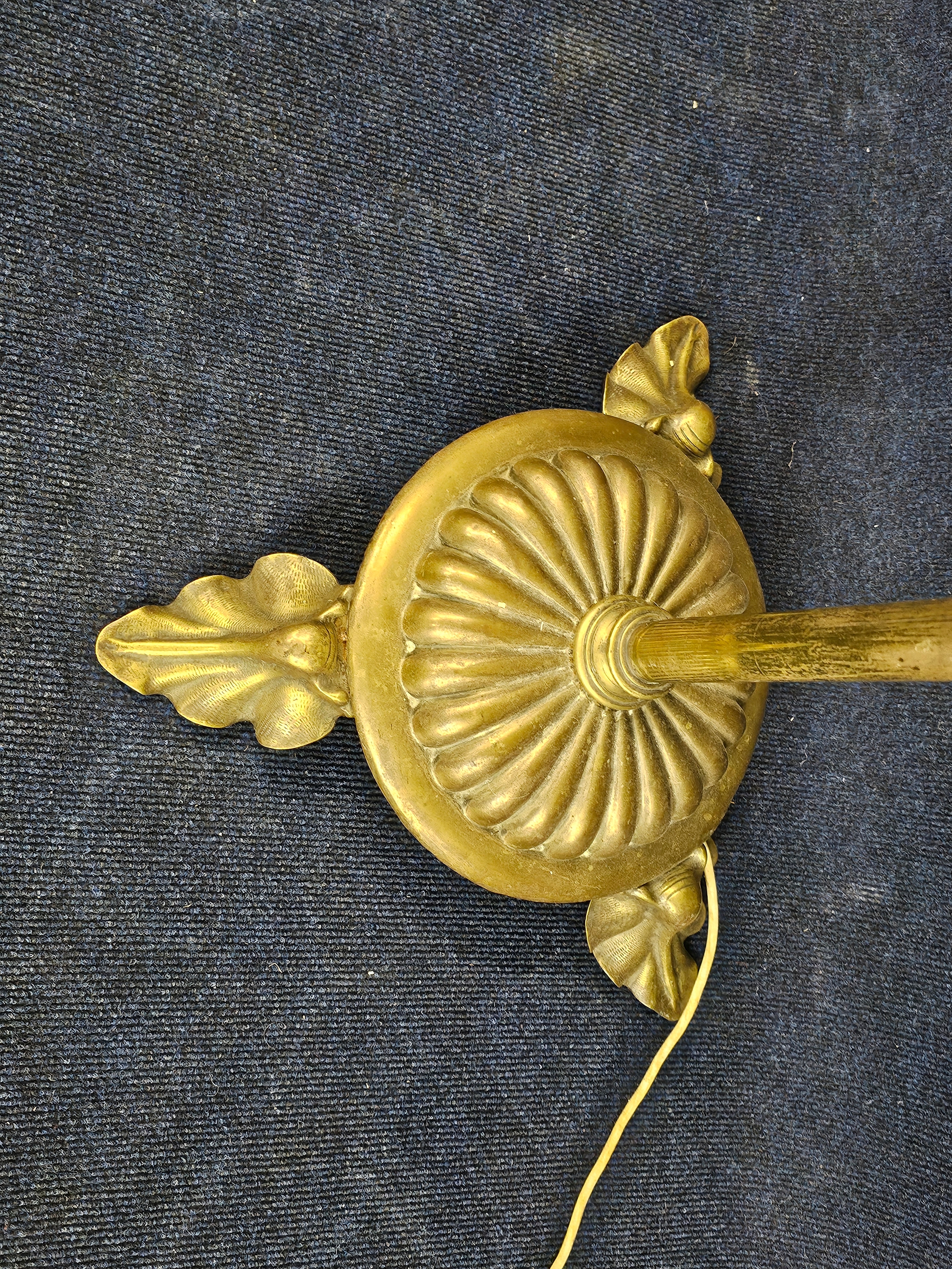 A brass standard lamp, on leaf supports. H.146cm. - Image 4 of 6