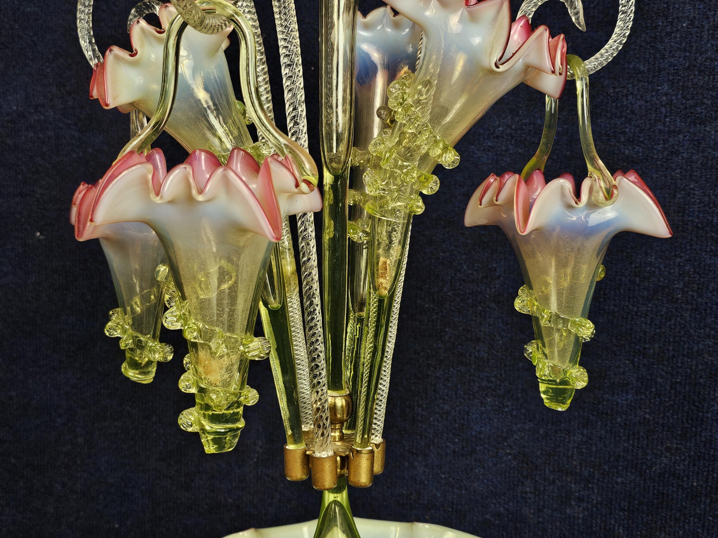 A Pink and Vaseline glass epergne in very good condition without damage. H.61cm - Image 2 of 4