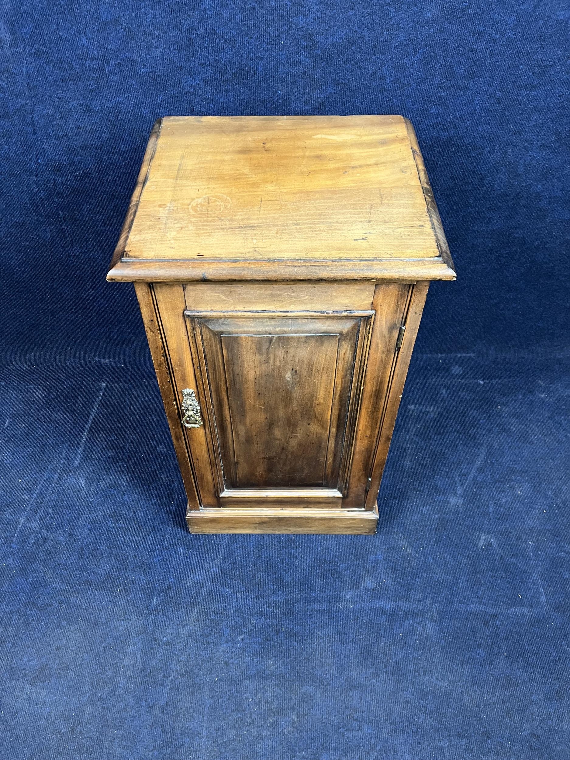 A pine pot cupboard, early 20th century. H.77 W.44 D.42.cm - Image 2 of 4